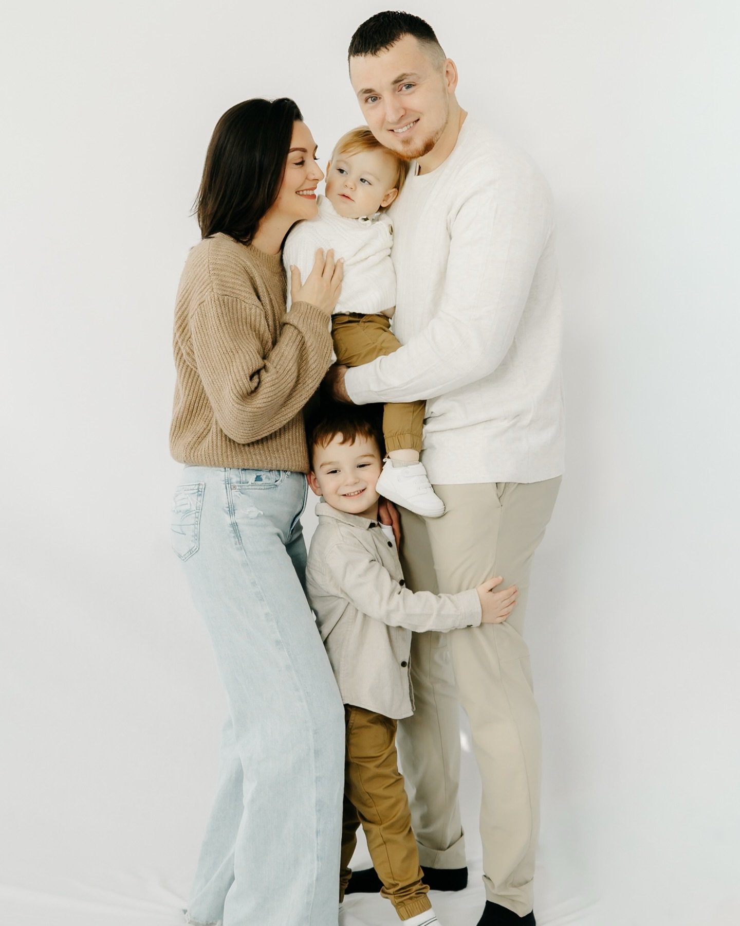 Snippets from a family session I recently did 🤍 
&bull;
&bull;
#minnesotaphotographer #mnphotographer #minnesotaphotographers