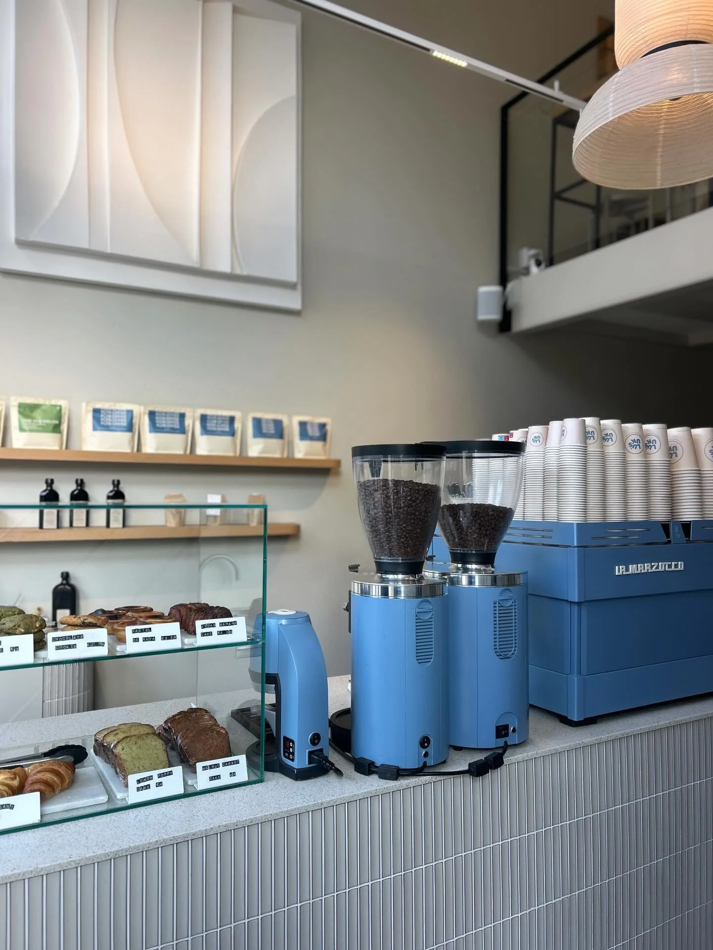 Amsterdam Favourites 🩵

Regelmatig word ik ook om tips voor Amsterdam gevraagd, mijn hometown sinds 2015 (met een uitstapje van 1,5 jaar naar Madrid). Daarom ga ik vanaf nu ook hier mijn Amsterdam favourites delen: plekken waar ik graag koffie drink