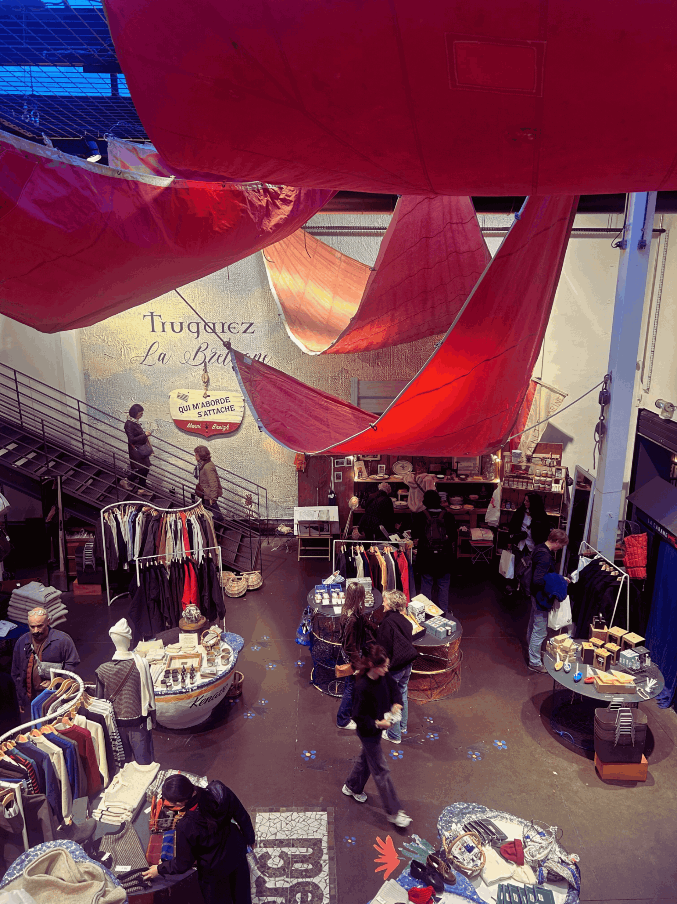 Binnenmarkt met vintage spullen en bezoekers