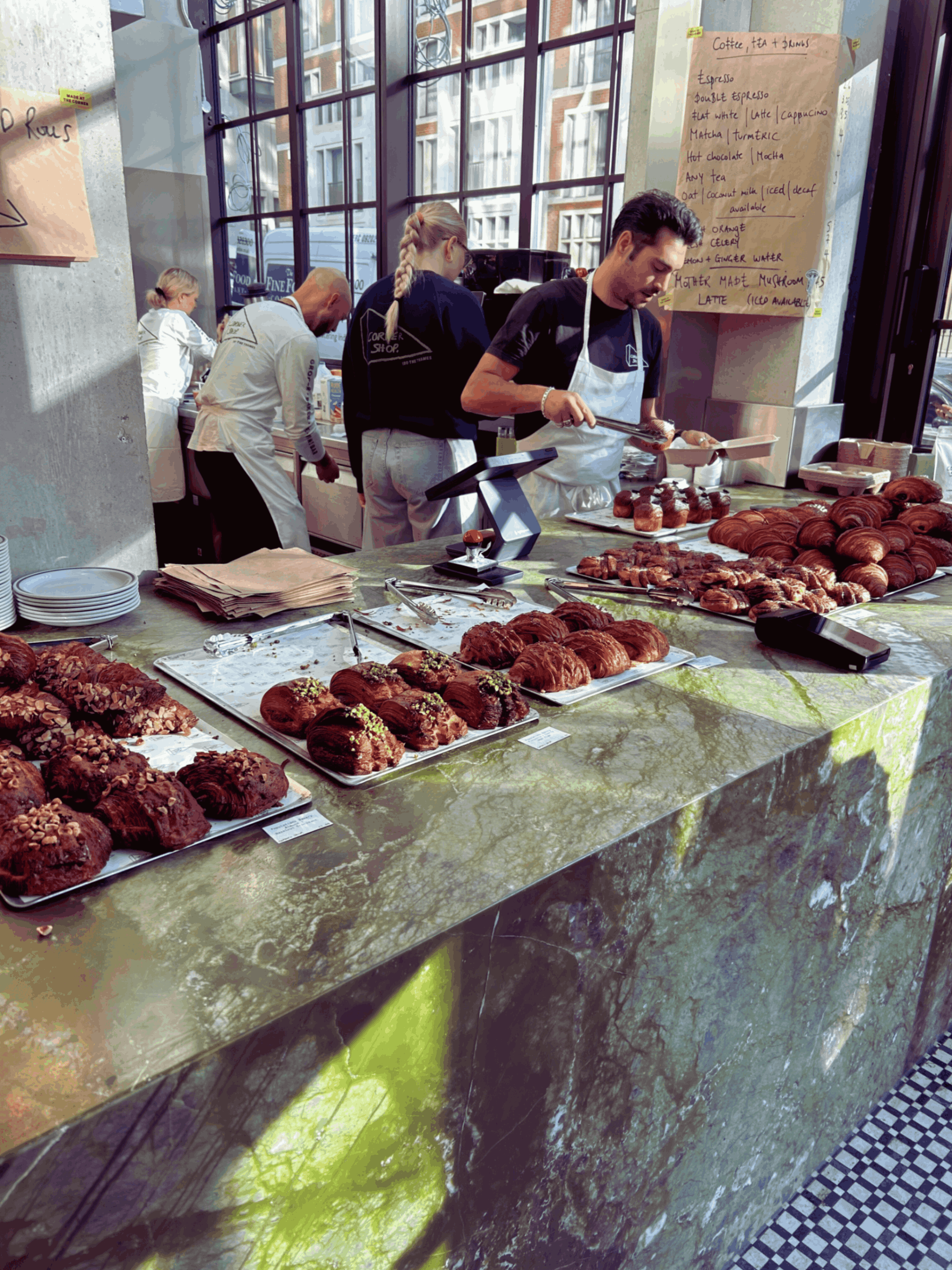 Bakkerij met croissants en gebak op de toonbank