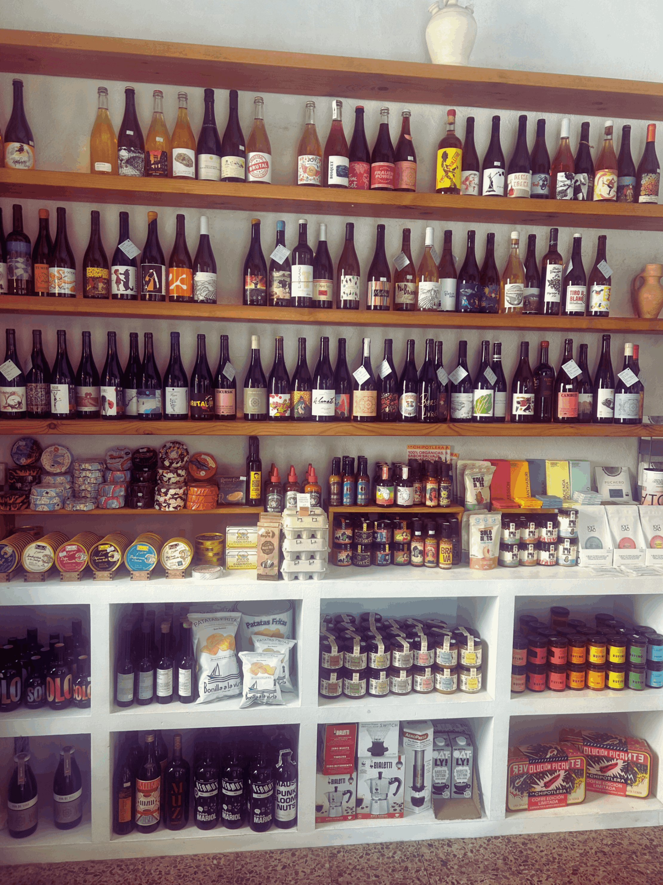 Winkelrek met wijnflessen, conserven en delicatessen