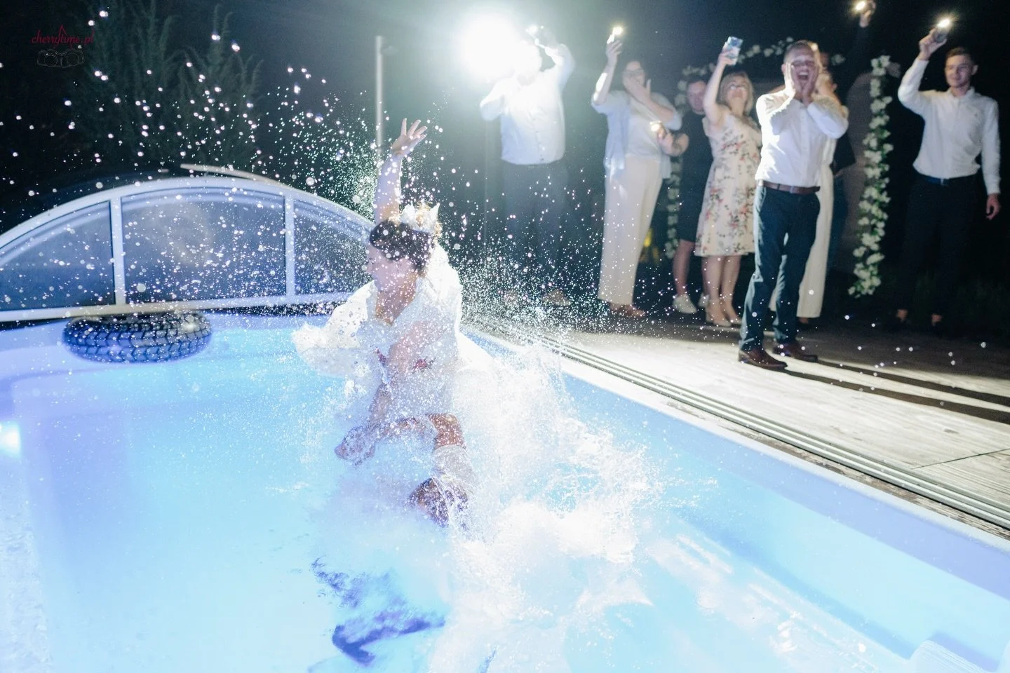 Ślub + Basen? 
Takie połączenia też się zdarzają, przed wami Ewa i Krzysztof!
Kameralne wesele, na kt&oacute;rym nie brakowało emocji i wzruszających moment&oacute;w.

Jeśli chcecie wracać do tych chwil nawet po latach &mdash; jesteście w dobrym miej