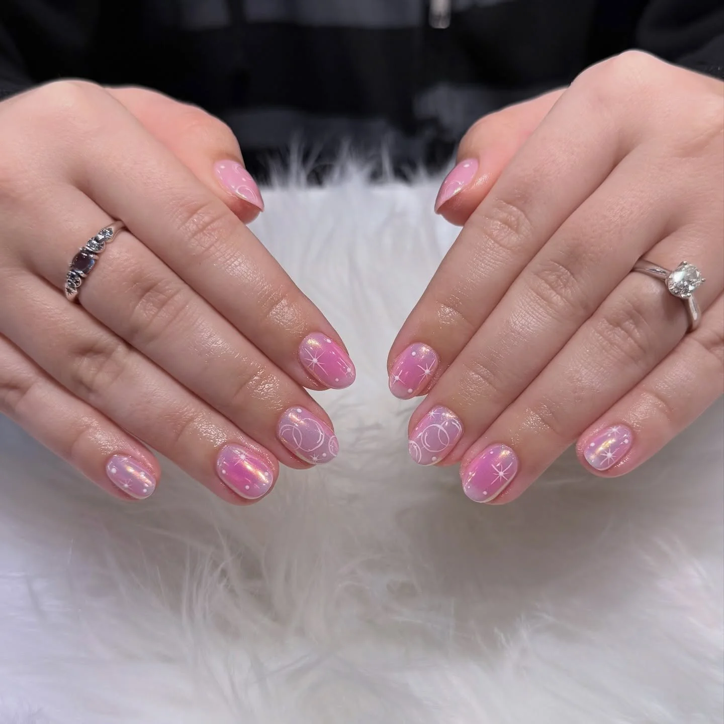 Wicked-Glinda's bubble nails 🫧 !

#Bellagionailsparaleigh #glindawicked #nailsinspo #nailsnailsnails #naildesigns #nails #notd #nailofinstagram #chromenails #aura #nailsart #gelnails #gelpolishnails #funtimes #raleigh #localbusiness #pink #pinkaesth