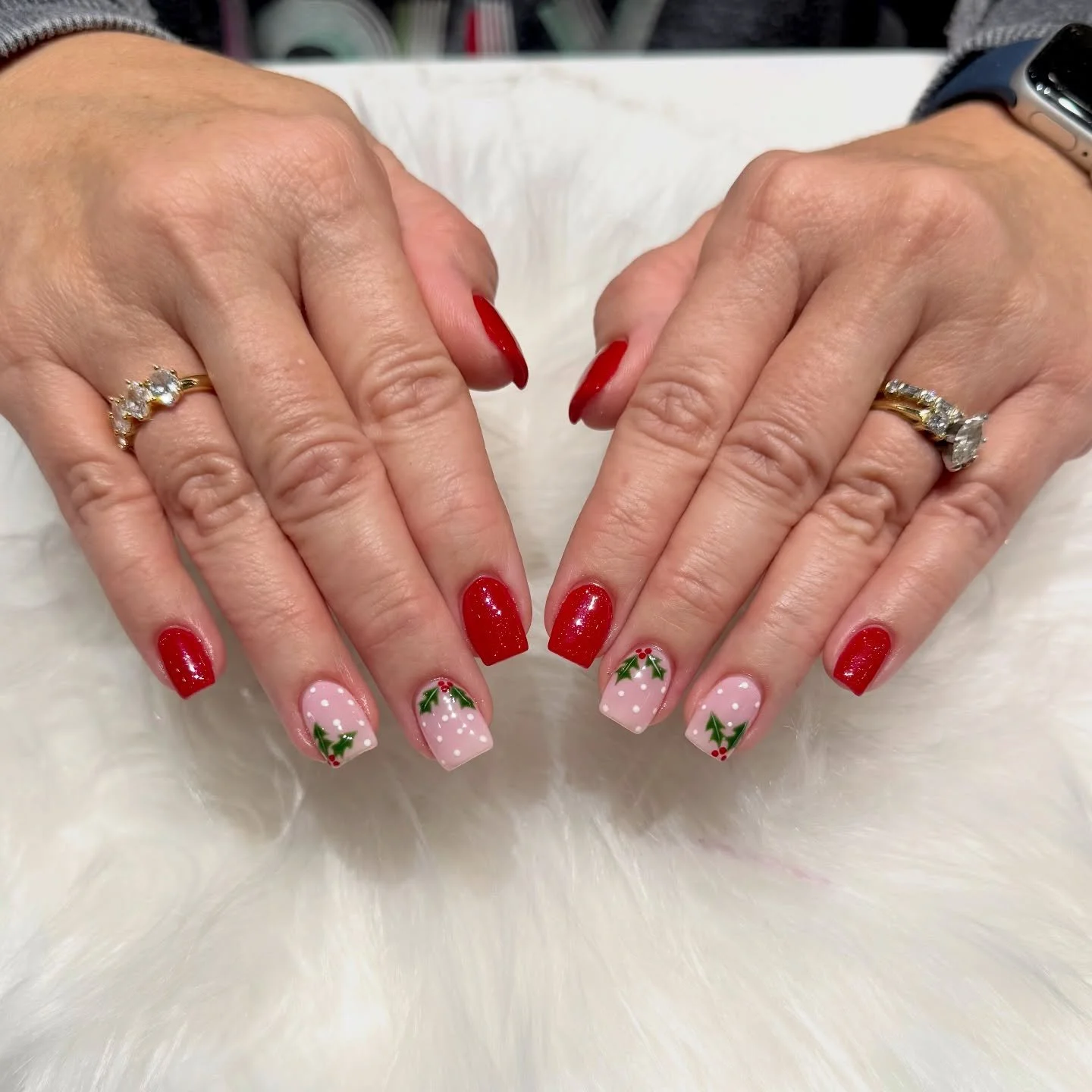 Holiday glam in every swipe! Red sparkle + pink holly nails for your Christmas vibe! 

#nailsalon #Bellagionailsparaleigh  #RaleighNC #nails #christmas 

BELLAGIO NAIL SPA
📍8845 Six Forks Rd
  Raleigh, NC 27615 
☎️ (984) 232-8718