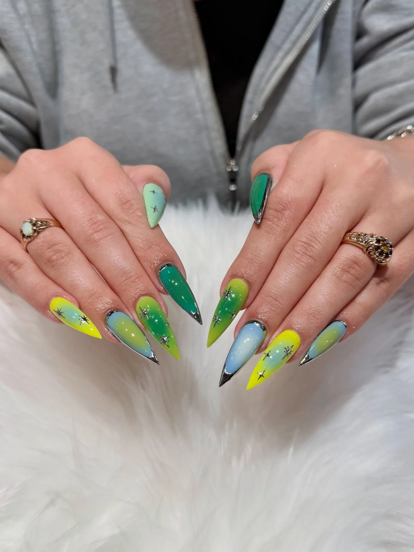 She&rsquo;s not a regular, she&rsquo;s a cool intergalactic girlie 💚🌟 
Neon aura, chrome tips, star details &mdash; this set was made to turn heads. 
Would you wear these? 


  #Bellagionailsparaleigh #fyp #gelx #stilletonails #nailart 
 
BELL