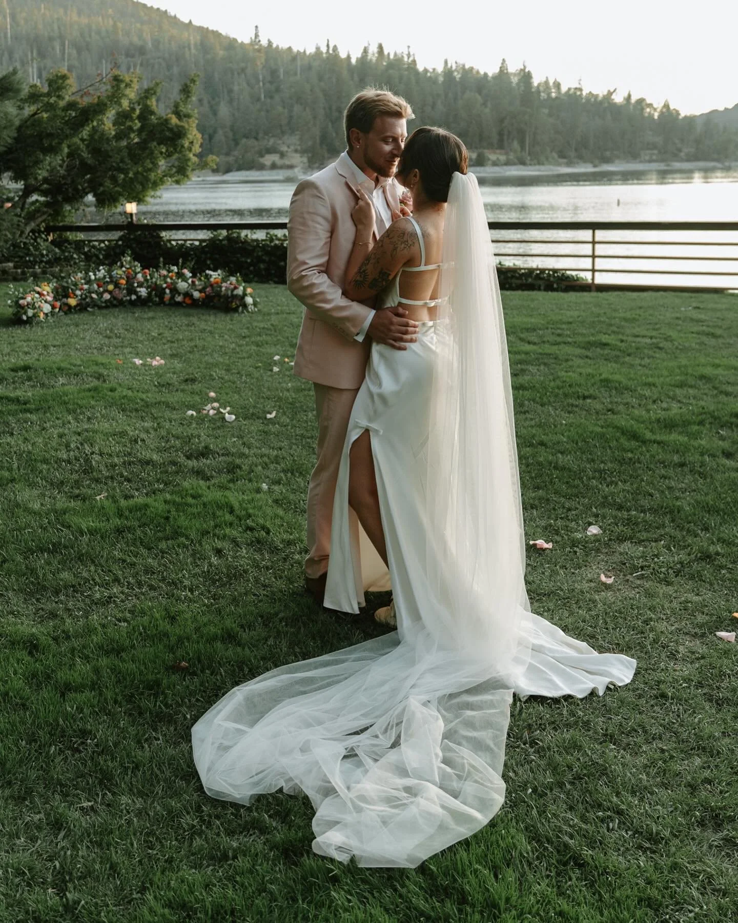 I just Loooooooove these two and their incredible friends and family 🥰 The amount of love they have for one another was truly an honor to document. Michaela and Wallace, I&rsquo;m so so so happy for you two on this next chapter 🤍 

@pinesresort 
@s