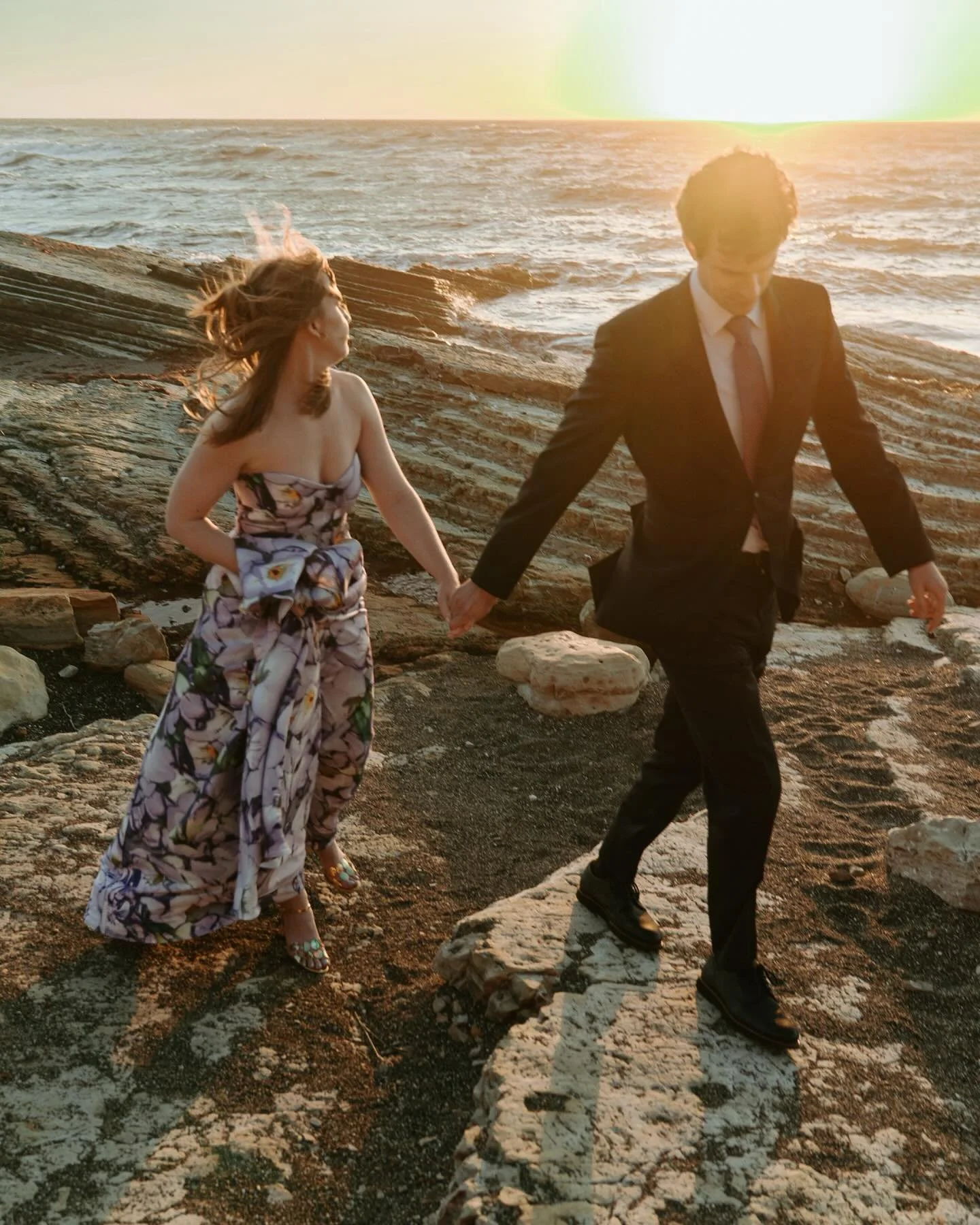 Coastal sunsets just have a different vibe in October&hellip; I mean, look at this golden glow.  I&rsquo;m so grateful the weather gifted us this beauty for Kevin and Stephanie&rsquo;s sunset session 🌞 

#sunset #sunsetphotographs #sunset_pics #gold