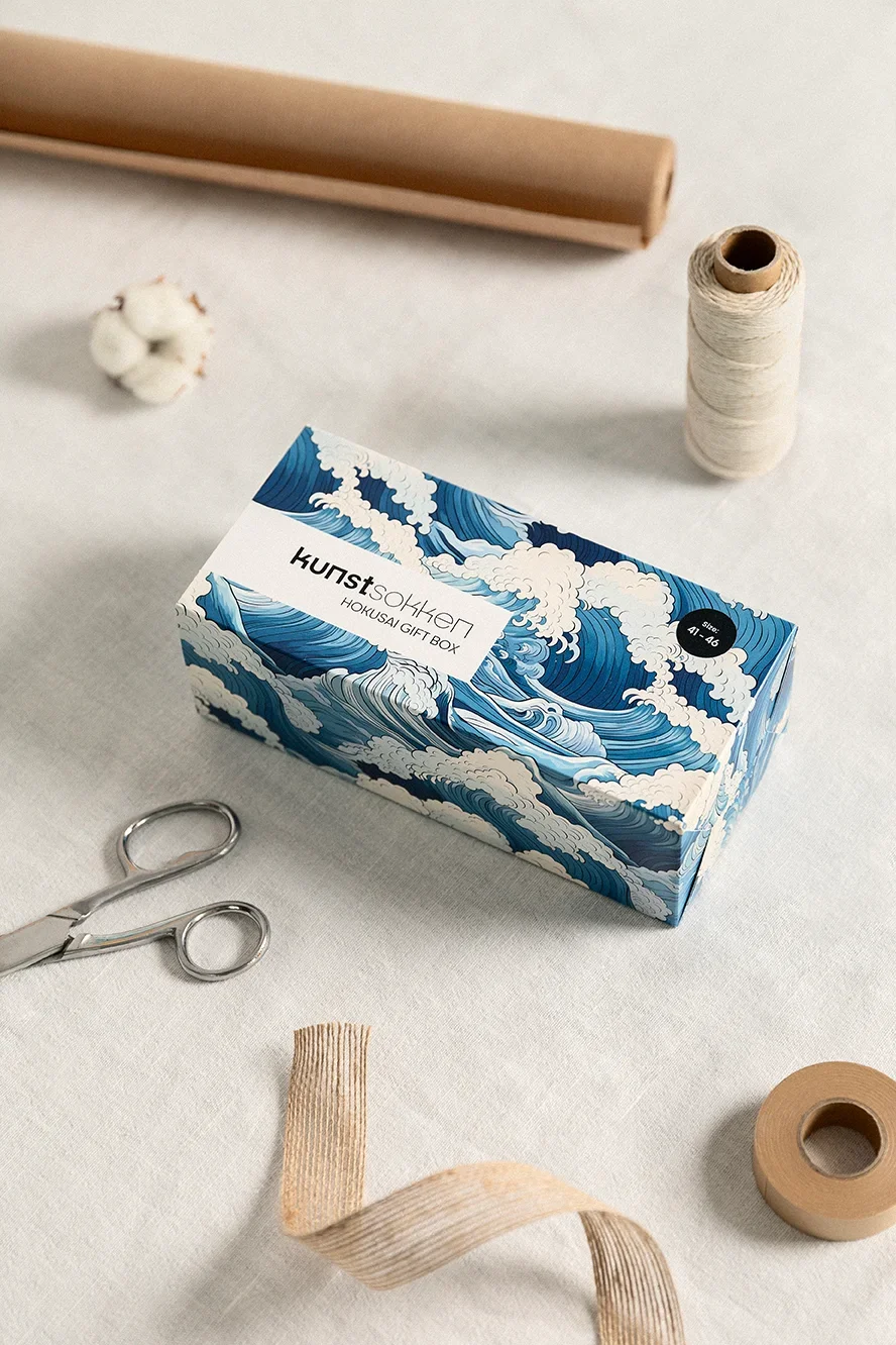 CMS-Kunstsokken-Present-Hokusai-Gift-Box-Closed-Low-Res.webp
