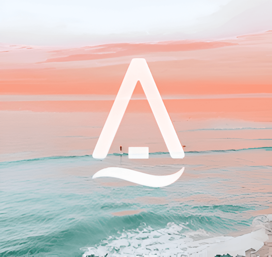 Imagen de un paisaje marino con olas y un cielo con tonos rosados y naranjas al atardecer, con un logo de forma de letra 'A' y una ola en la parte inferior, en estilo minimalista y moderno.