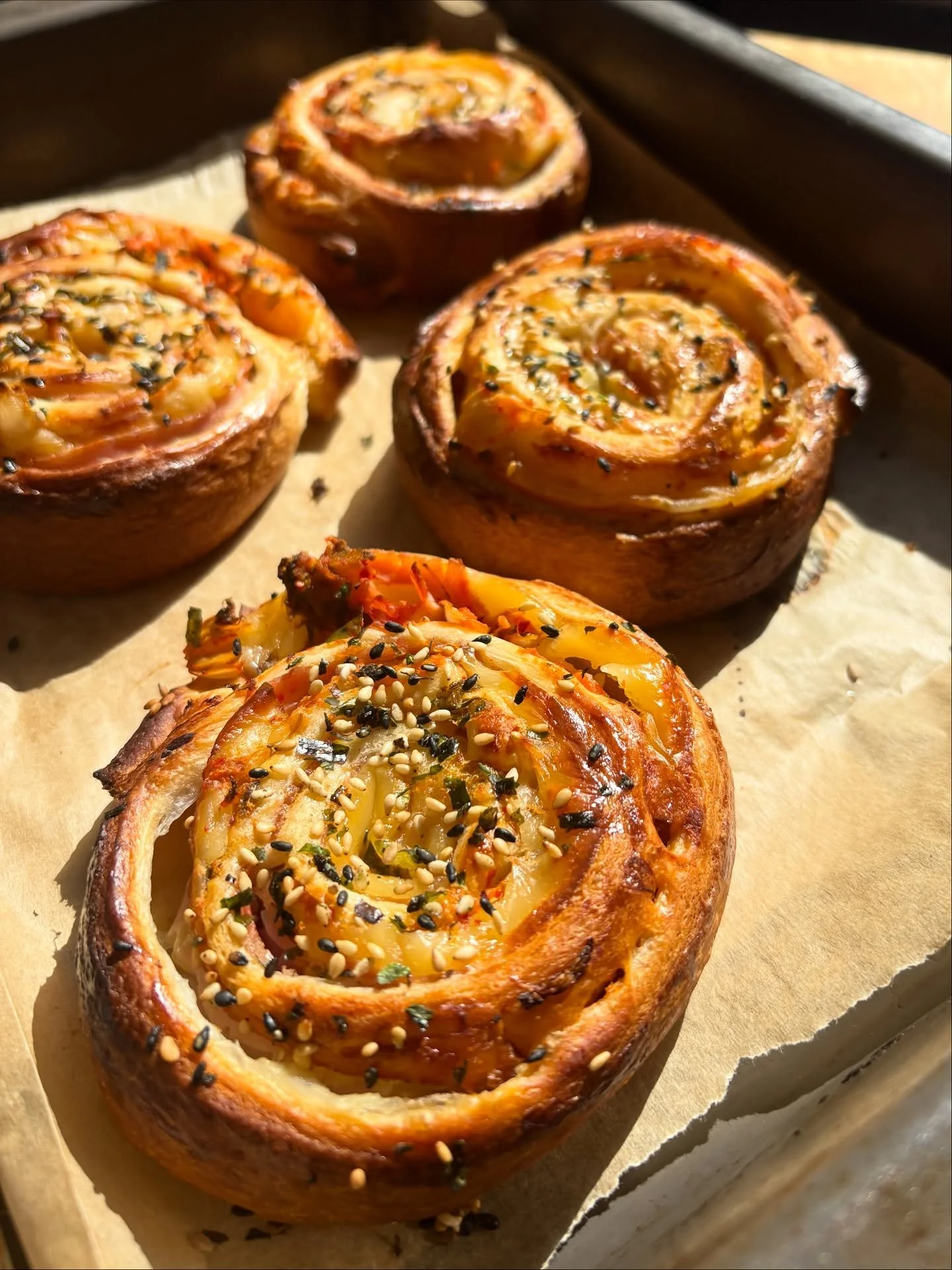 Gorgeous super savoury swirls ❤️

Ham, cheese &amp; kimchi flavour, using cheat ready-made cinnamon swirl pastry 😏

Recipe:
🧀 Un-roll the pastry and layer with ham, cheese &amp; kimchi, then roll back up and cut into 4

🥐 Place cut-side up on a li