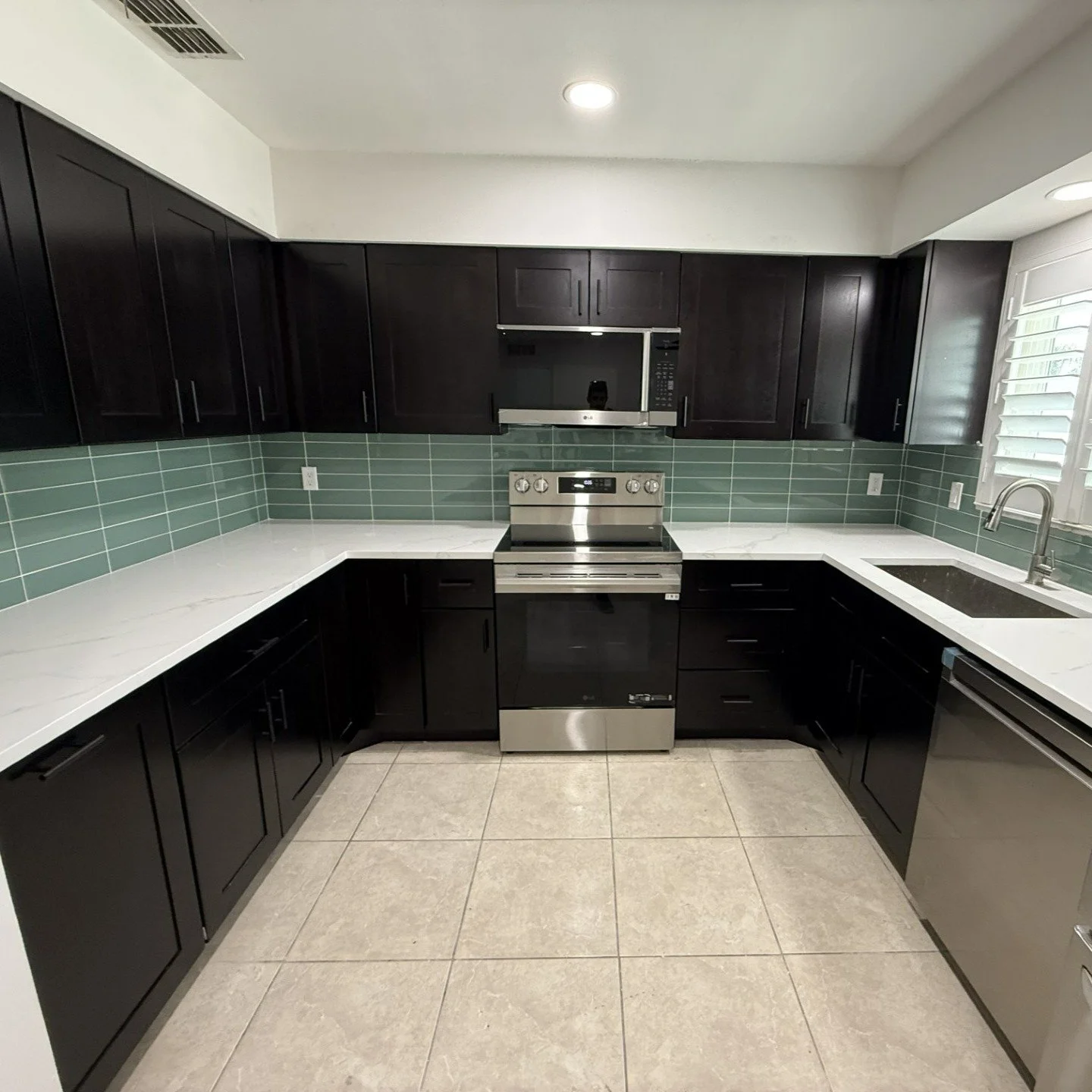 We tore out the old kitchen and completely transformed the space with:
✔️ Custom dark shaker cabinets
✔️ Quartz countertops
✔️ Modern tile backsplash
✔️ Updated lighting
✔️ Sleek stainless appliances

The best part? Seeing the customer get exactly wh
