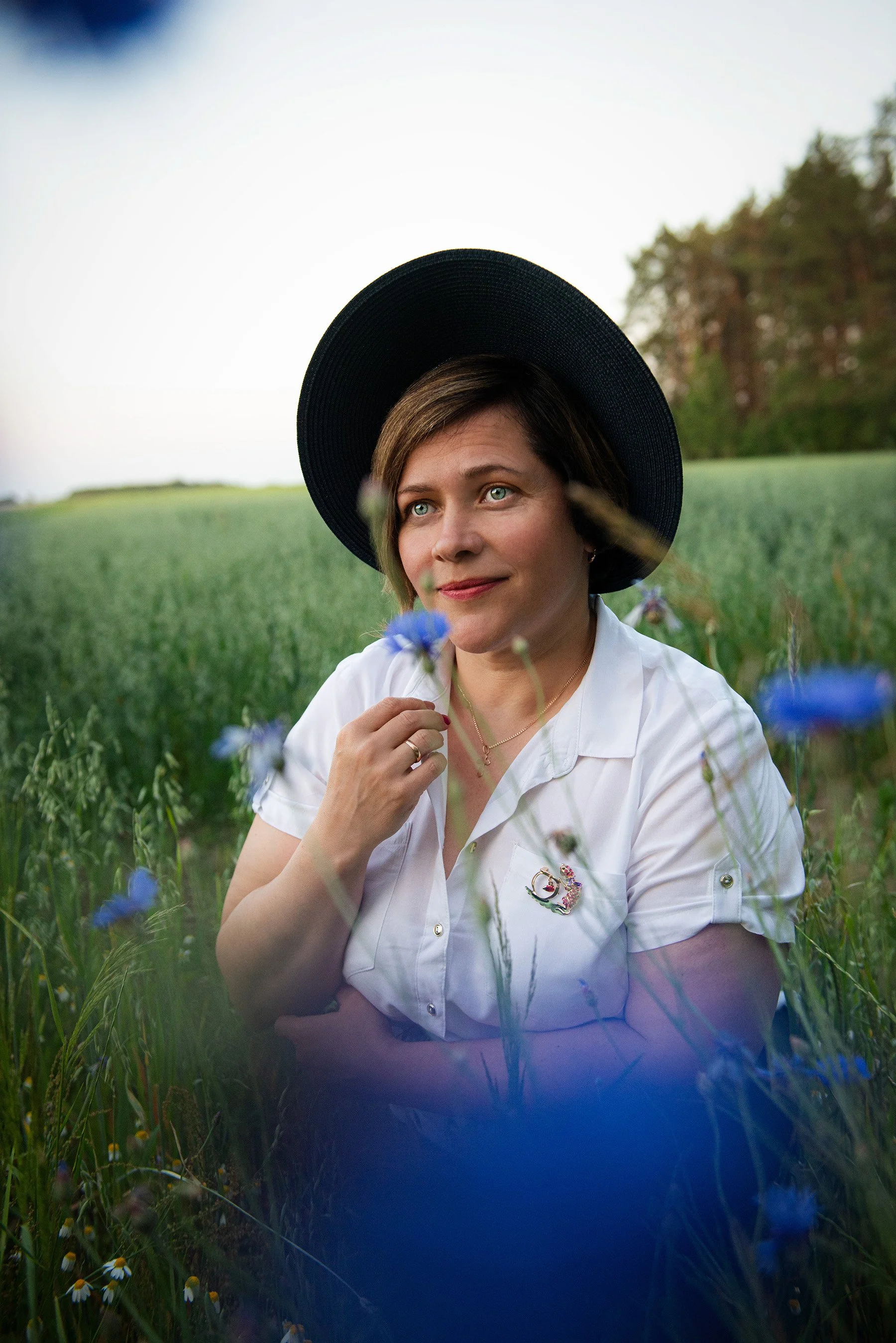woman-hat-outdoor-field-portrait.jpg.jpg
