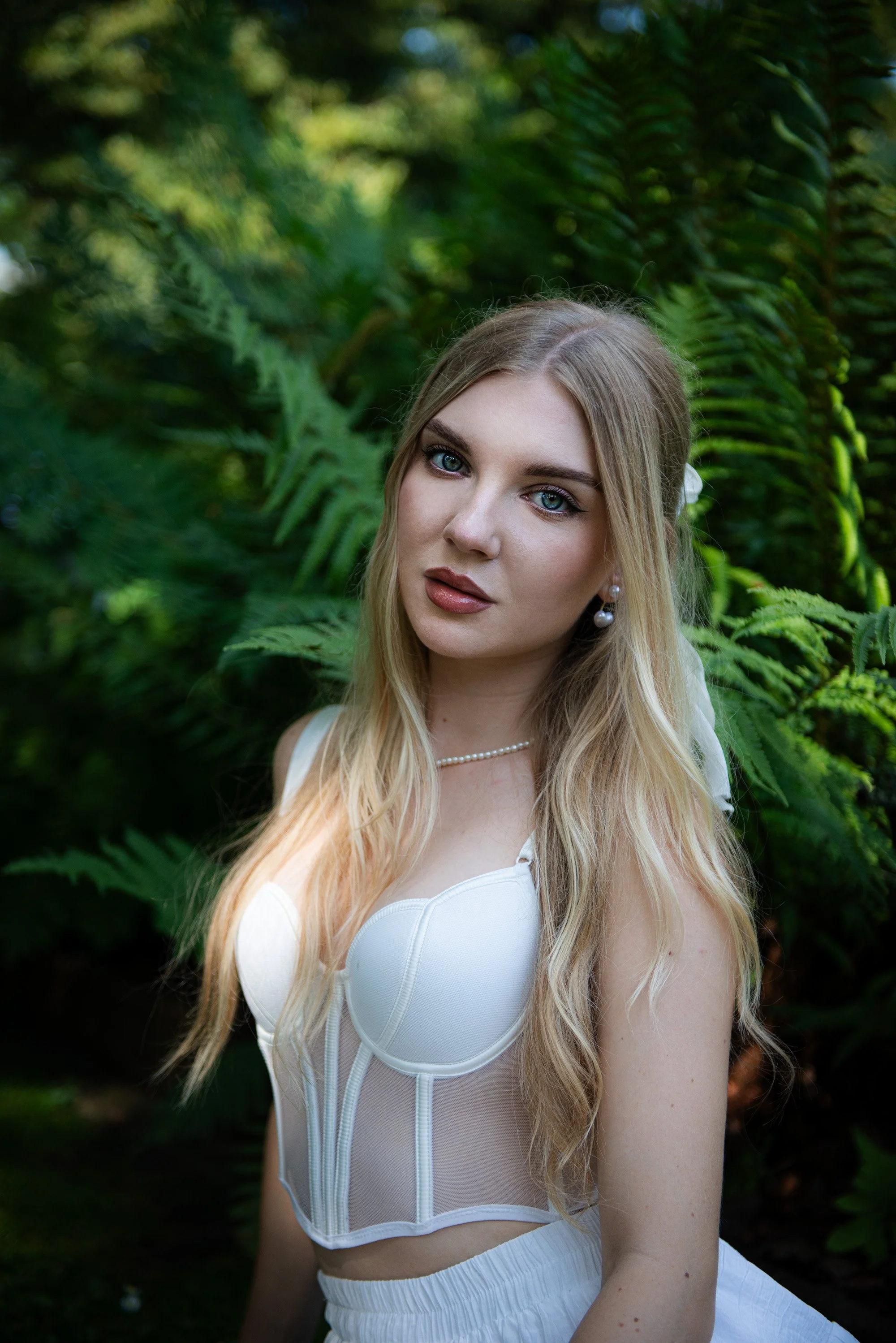Photoshoot on location, in  nature, beautiful model, model photoshoot, model photoshoot in Amsterdam and near area, Amsterdam, Leiden, green house, portrait photoshoot, Izabela Bartnicka Photography