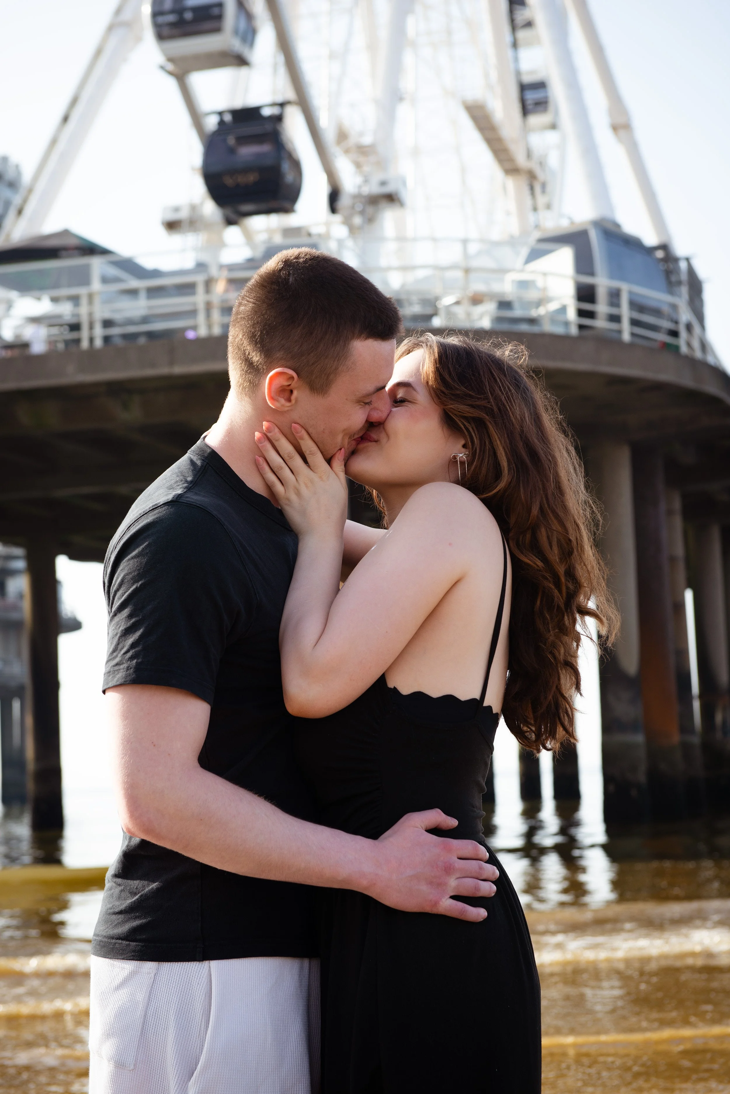 kissing-couple-photoshoot-at-the-seaside-in-the -summer-amsterdam-photographer.jpg.jpg