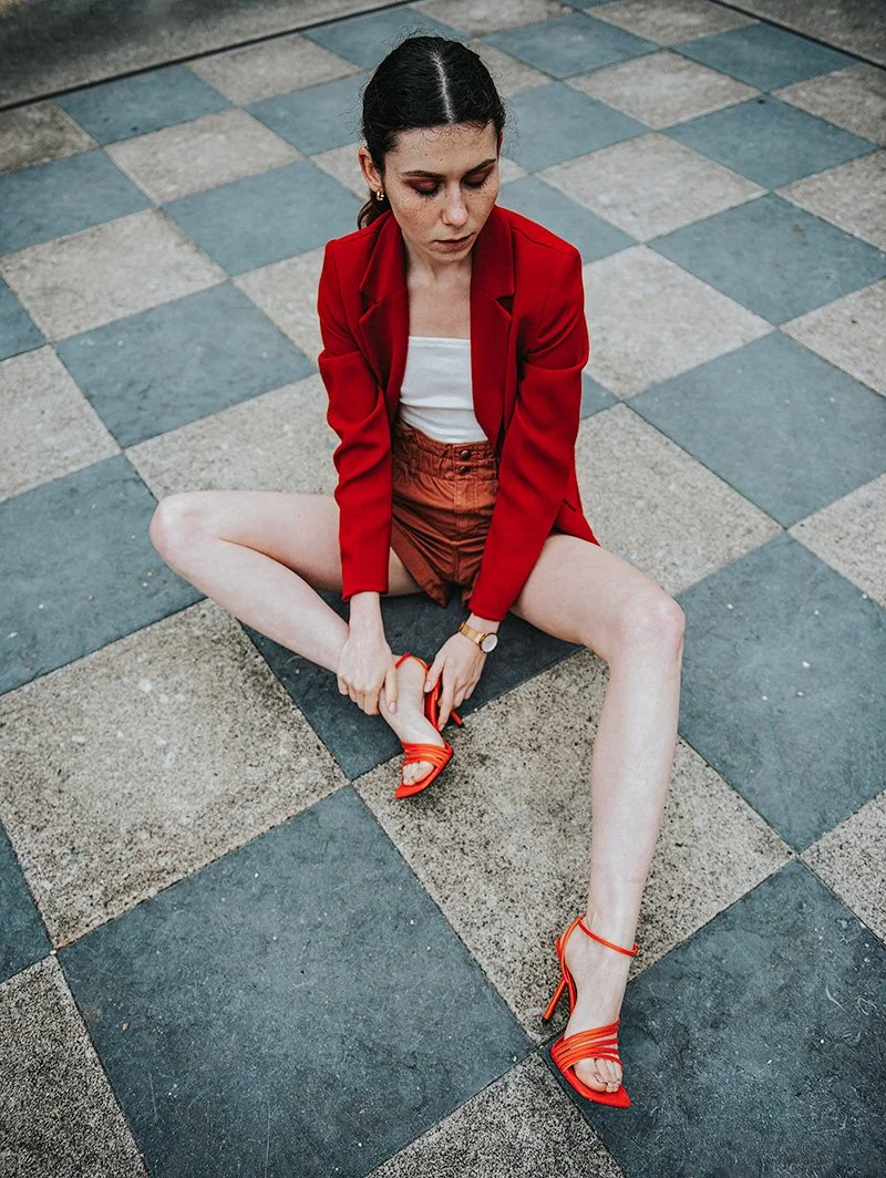 woman portrait. Izabela Bartnicka Photography, portrait photography, photographer Amsterdam, female photography, fashion, portrait, red jacket, brown eyes