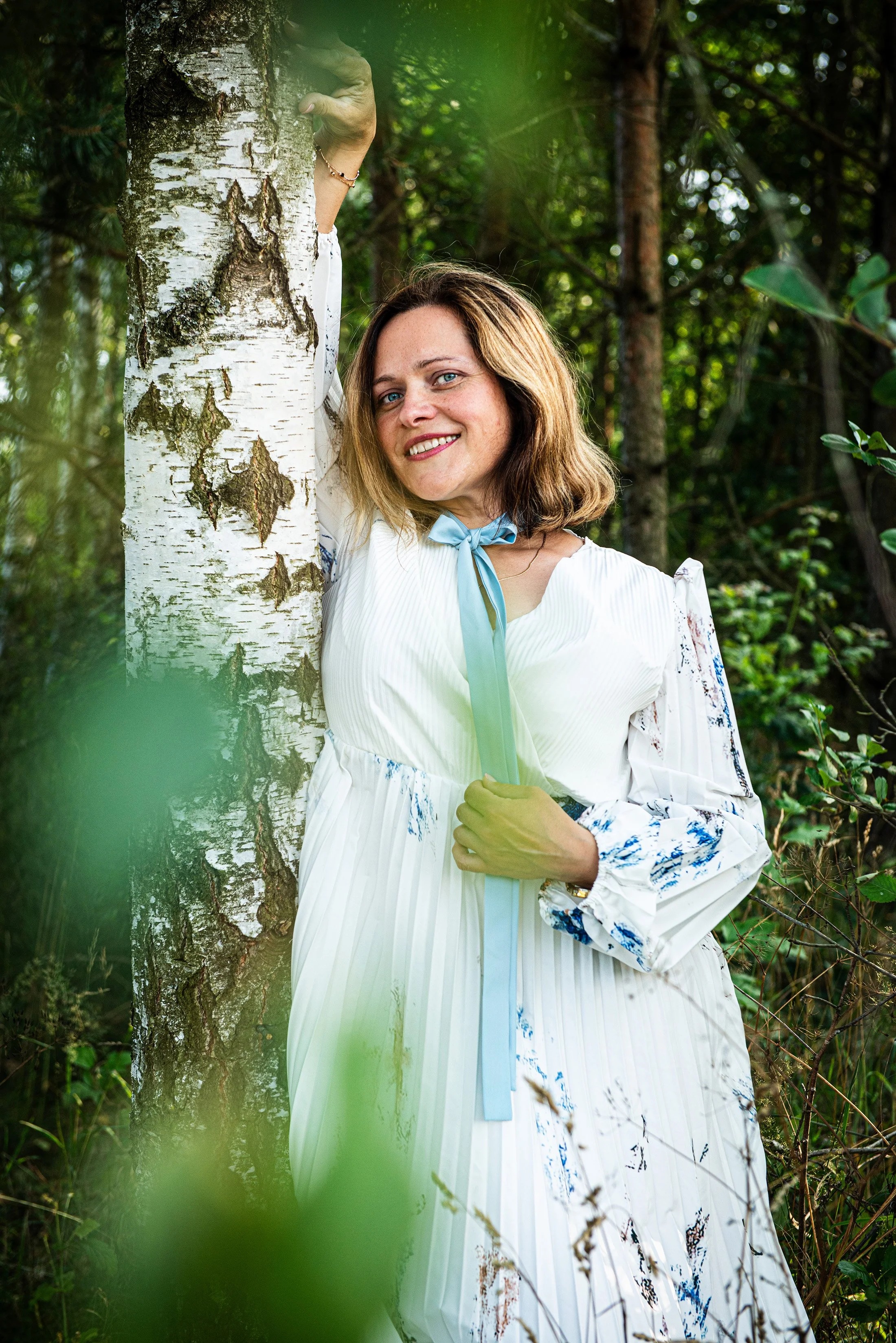 beautiful-brunettte-smilling-posing-photoshoot-forest-summer time-photoshoot-amsterdam-photographer.jpg.jpg