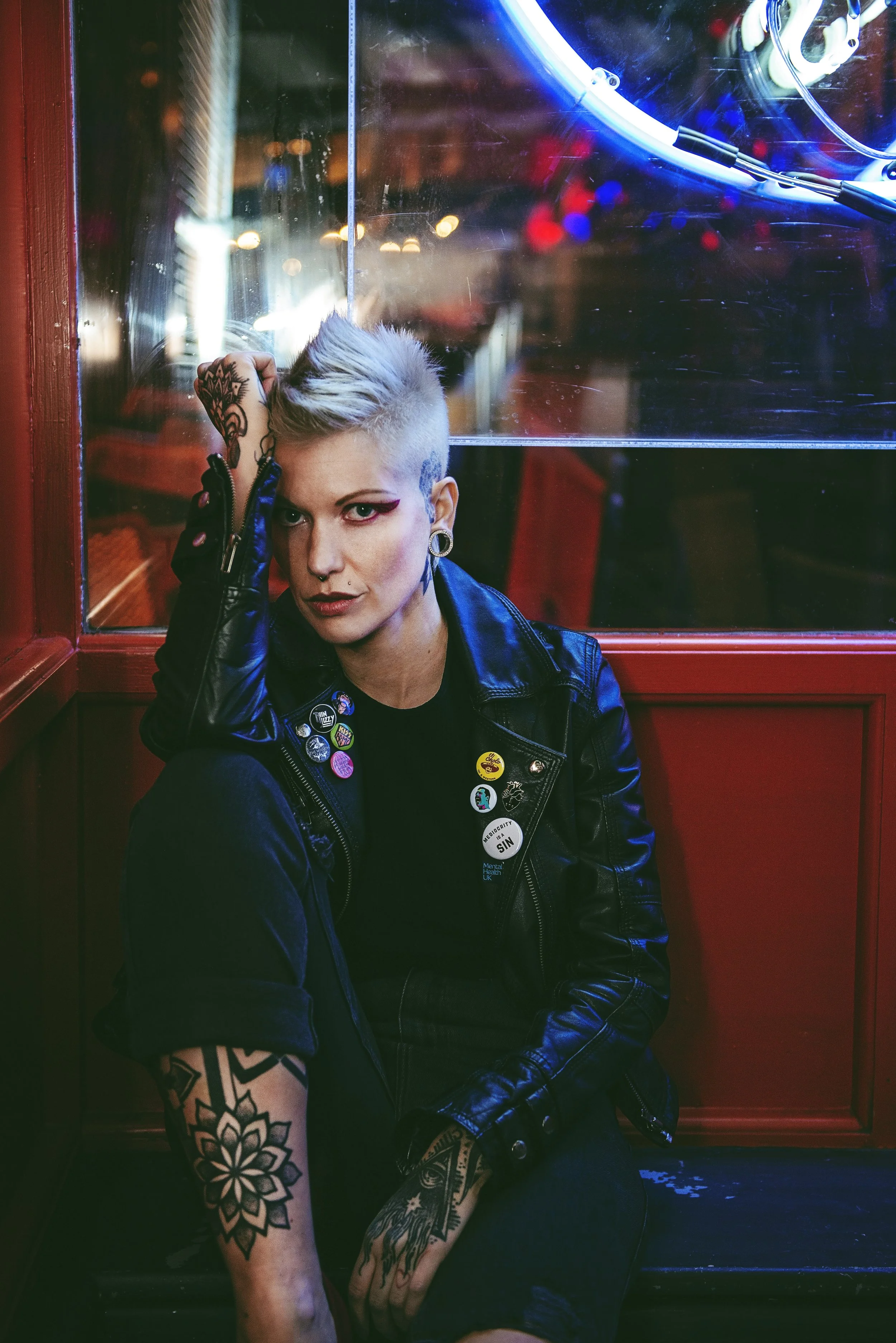 tattooed woman portrait. Izabela Bartnicka Photography, portrait photography, photographer Amsterdam, female photography, fashion, portrait, beautiful blond woman, with tattoos, colorful lights, fashion photoshoot