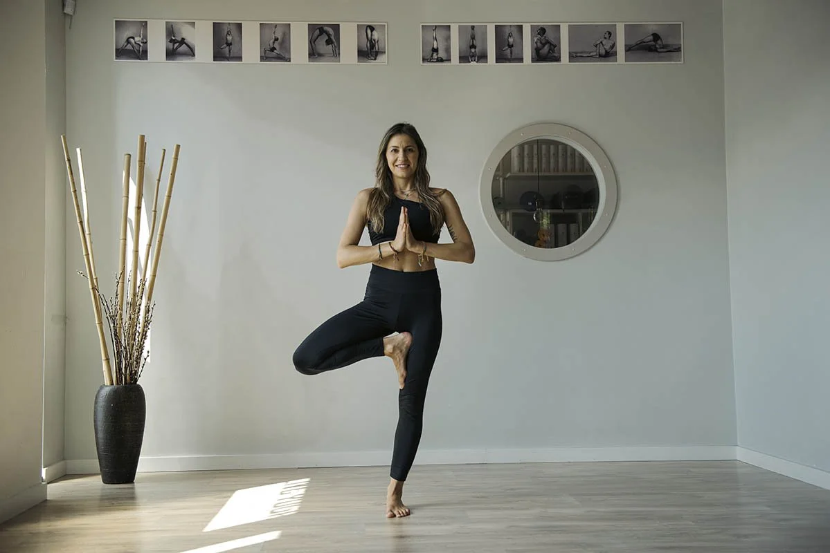 lifestyle photography of yoga teacher. branding photography, teacher posing in the studio, smiling, photography, Izabela Bartnicka photography