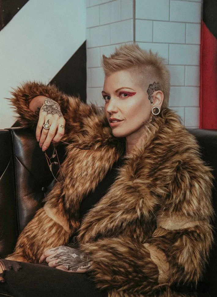 tattooed woman portrait. Izabela Bartnicka Photography, portrait photography, photographer Amsterdam, female photography, fashion, portrait, beautiful blond woman, with tattoos, colorful lights, fashion photoshoot
