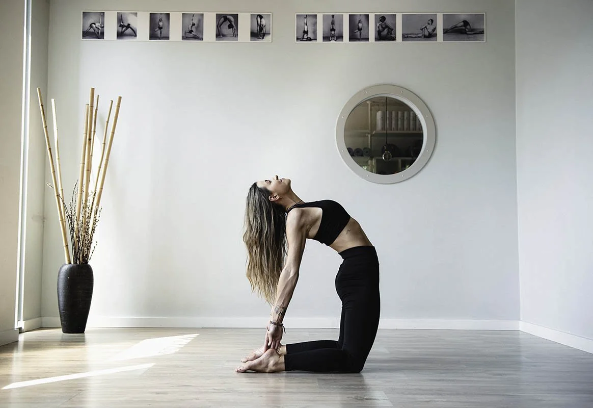 lifestyle photography of yoga teacher. branding photography, teacher sitting in the studio, smiling, photography, Izabela Bartnicka photography