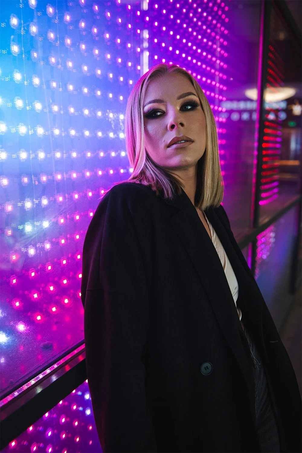 woman portrait. Izabela Bartnicka Photography, portrait photography, photographer Amsterdam, female photography, fashion, portrait, beautiful blond woman, colorful lights, restaurant