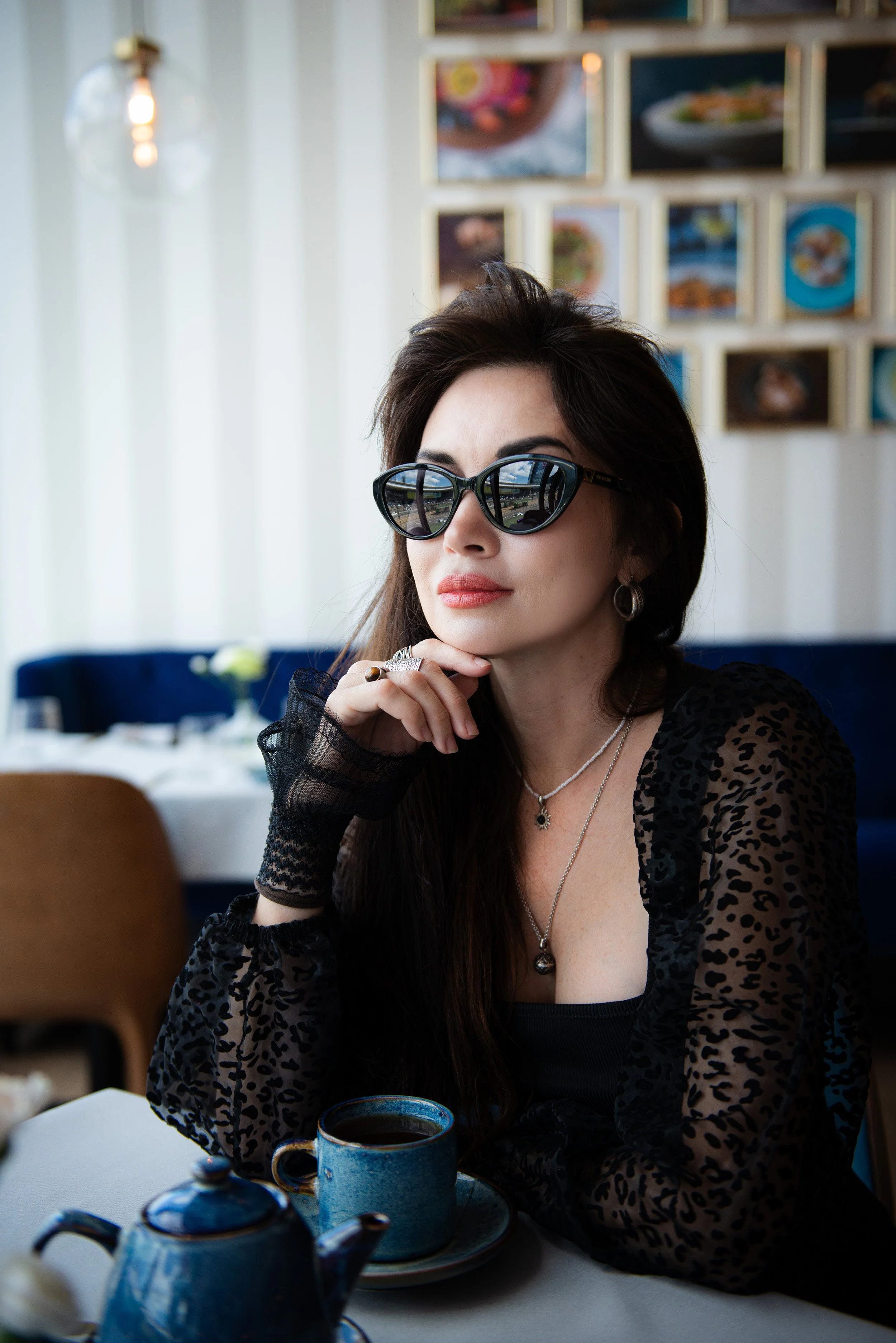 woman portrait. Izabela Bartnicka Photography, portrait photography, photographer Amsterdam, female photography, fashion, portrait, beautiful brunette in sunglasses, restaurant