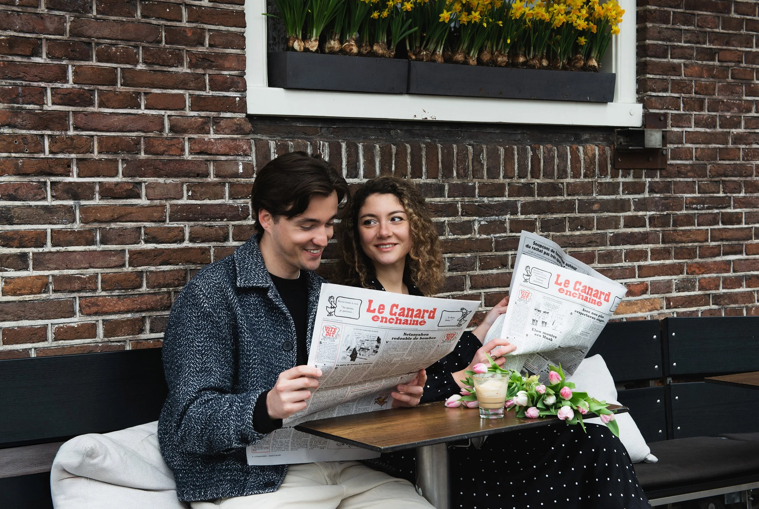 couple-reading-french-newspaper-amsterdam.jpg.jpg
