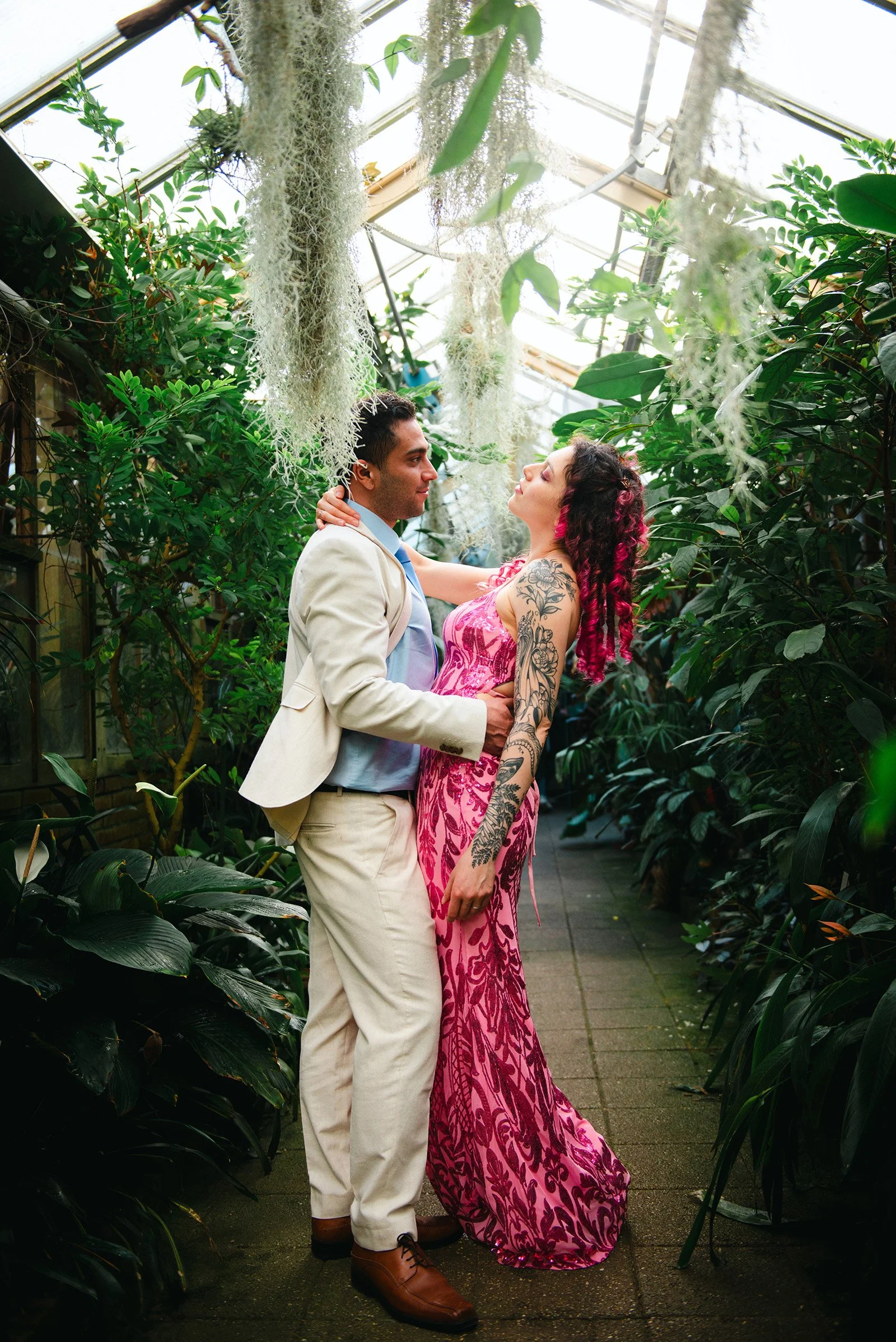 romantic-couple-summer-sunset-in-the-green-house-photoshoot.jpg.jpg