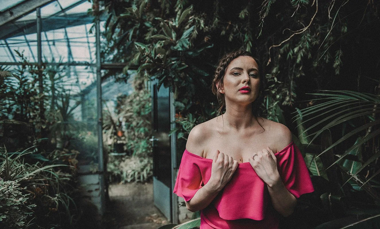 Photoshoot on location, in  nature, beautiful model, model photoshoot, model photoshoot in Amsterdam and near area, Amsterdam, Leiden, green house, portrait photoshoot, Izabela Bartnicka Photography