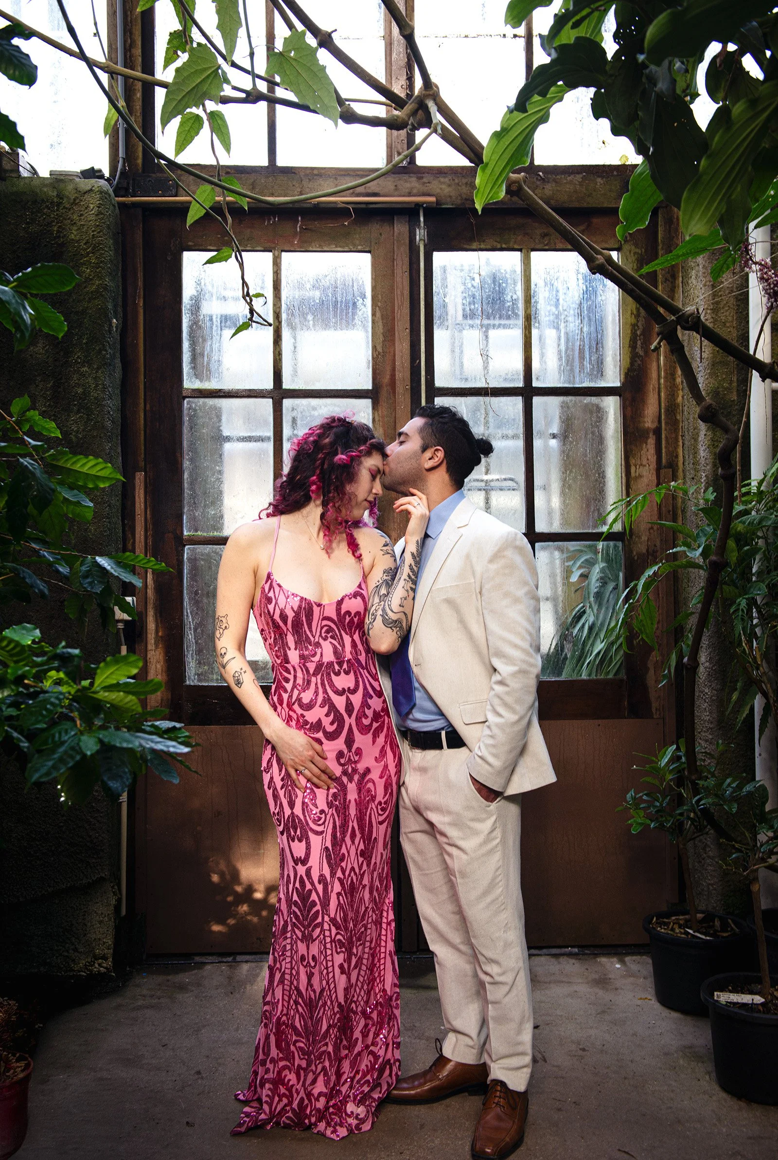 newlywed-couple-greenhouse-kissing-in-forehead-amsterdam.jpg.jpg