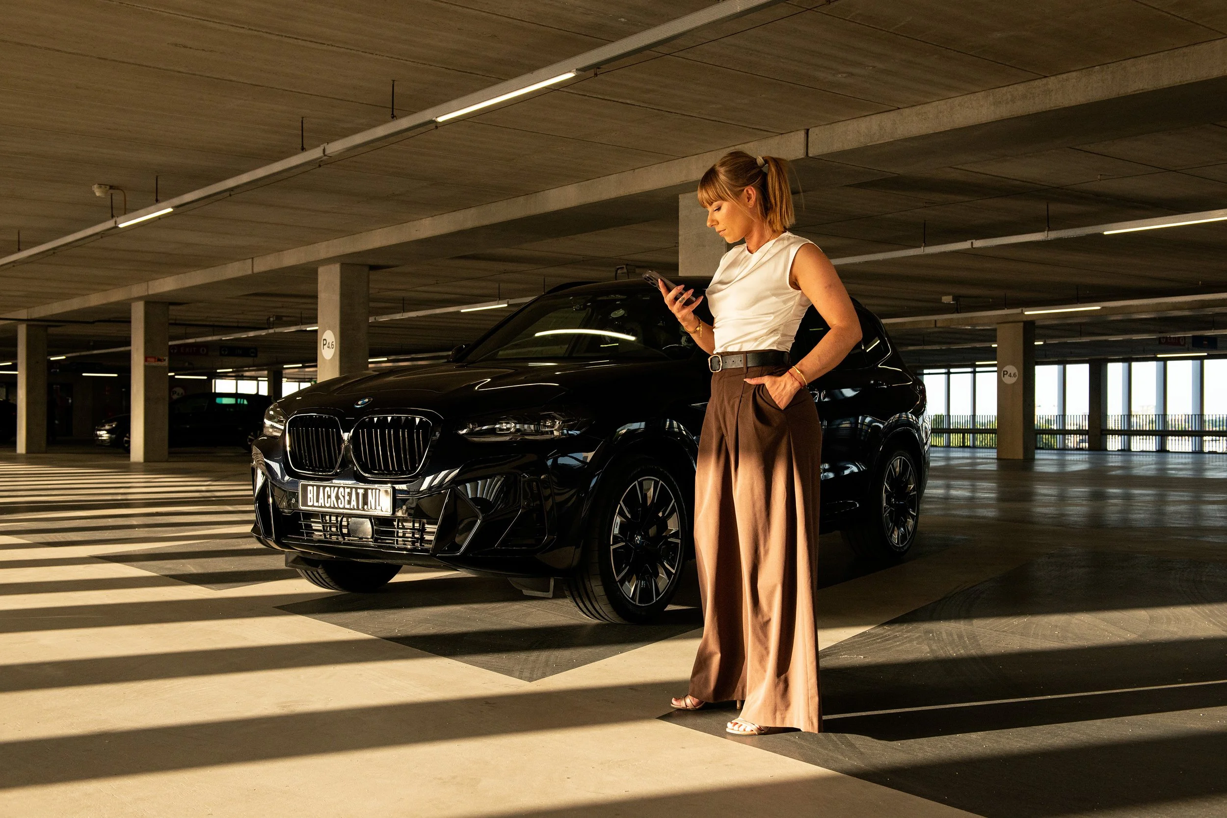 bussiness-portrait-barnding-photoshoot-woman-with-elegant-car.jpg.jpg