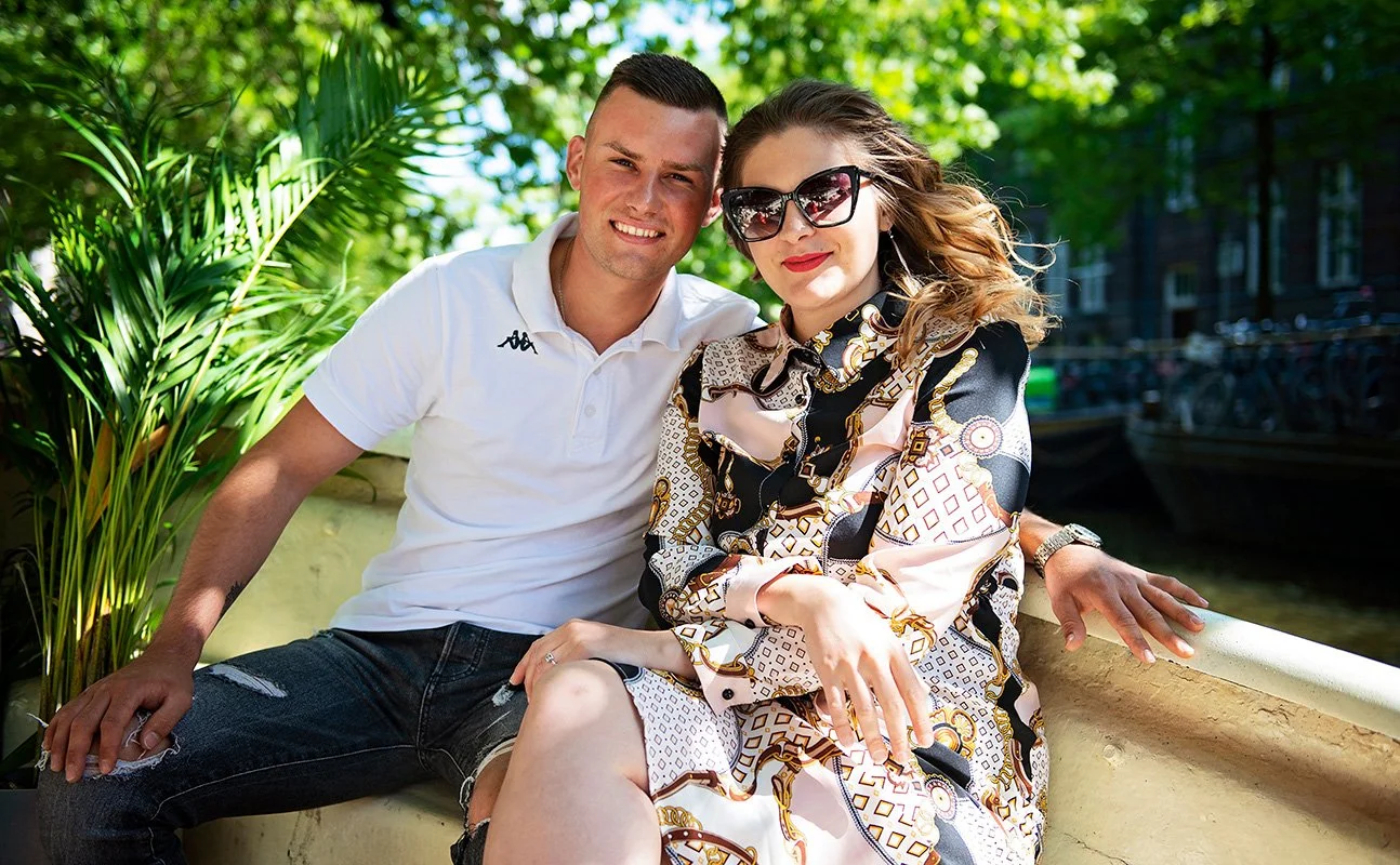 happy-couple-boat-trip-canals-amsterdam-photographer.jpg.jpg