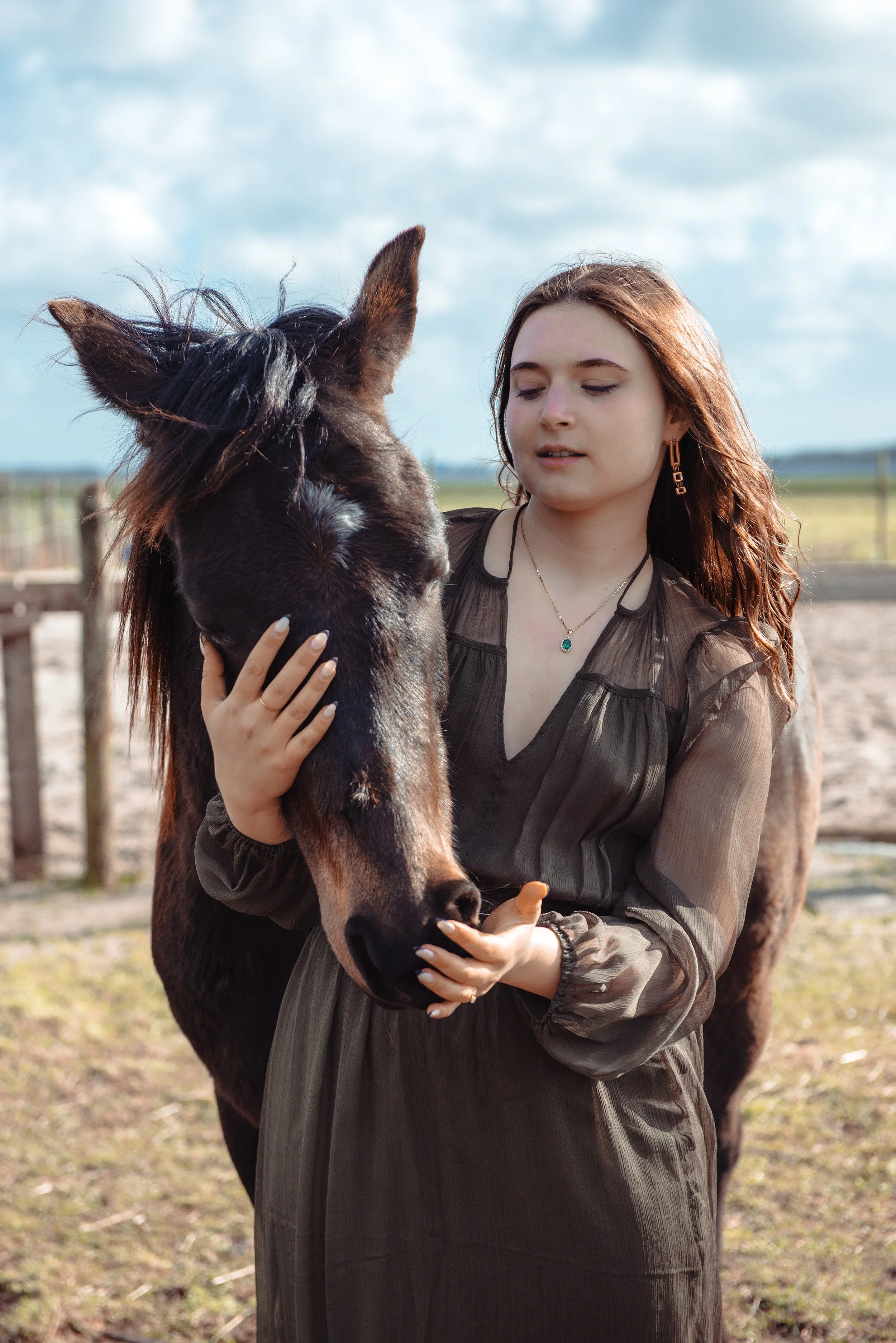 photoshoot with the horse, romantic photoshoot, beautiful woman with horse, photoshoot on location, Izabela Bartnicka photography, female photography
