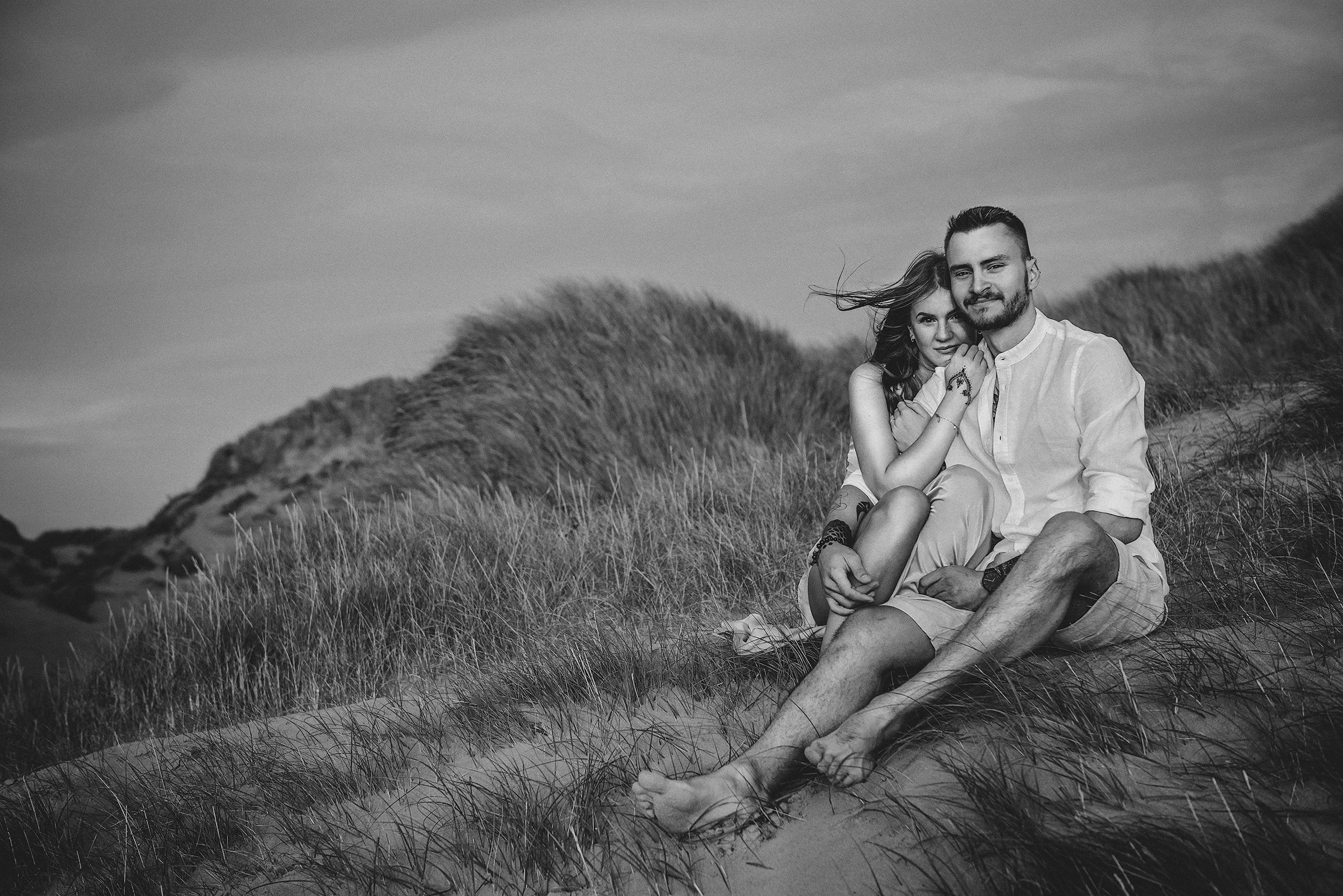 couple-photoshoot-at-the-beach-black-and-white.jpg.jpg