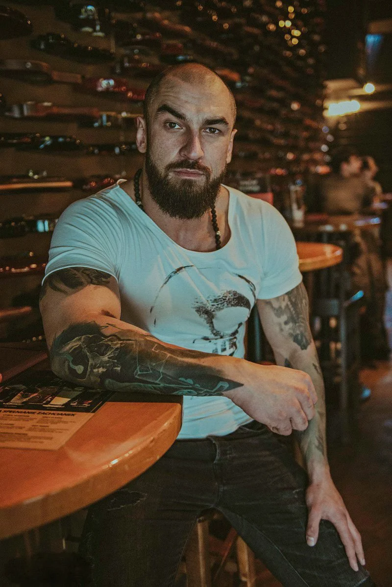 actor, tattooed actor, photoshoot in the bar, restaurant, portrait photoshoot, branding photoshoot, 
