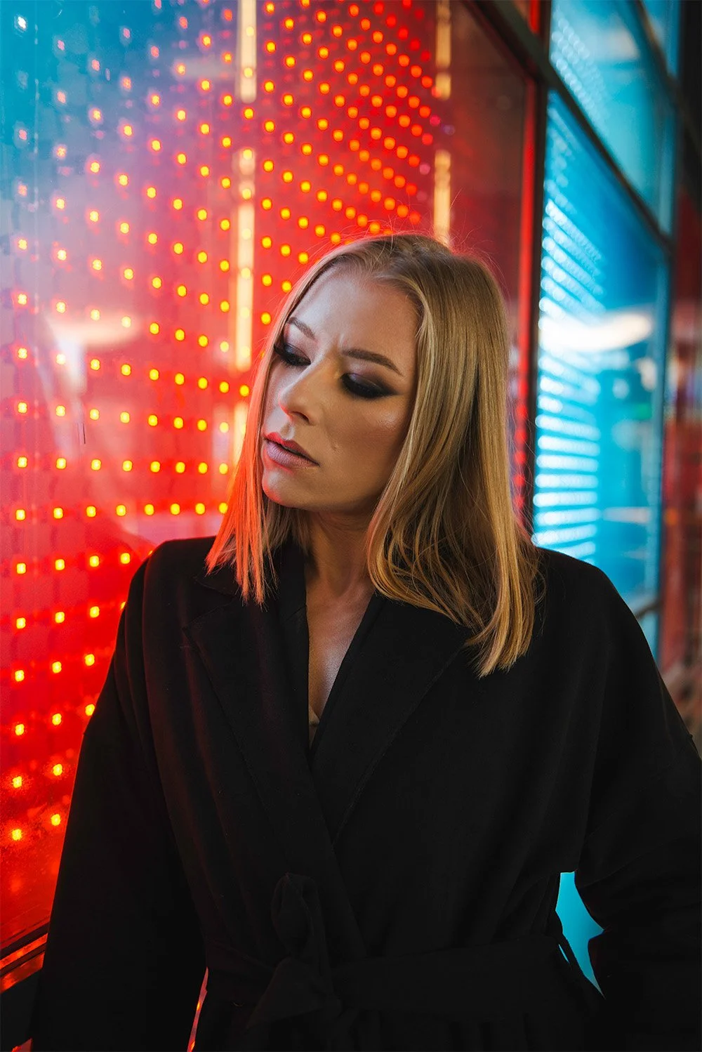 woman portrait. Izabela Bartnicka Photography, portrait photography, photographer Amsterdam, female photography, fashion, portrait, beautiful blond woman, colorful lights, restaurant