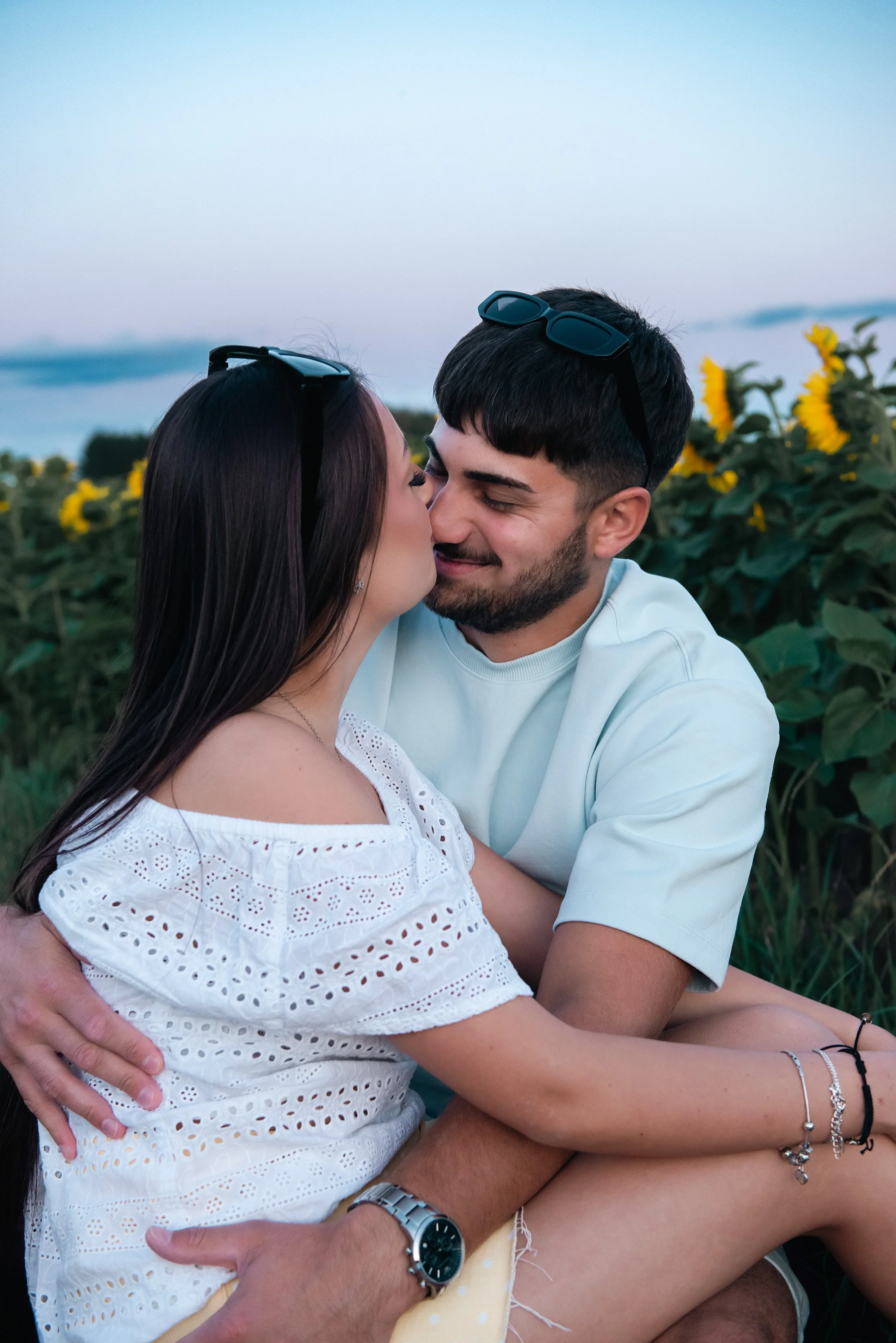 photoshoot-happy-couple-summer-sunflowers-photoshoot-amsterdam.jpg.jpg