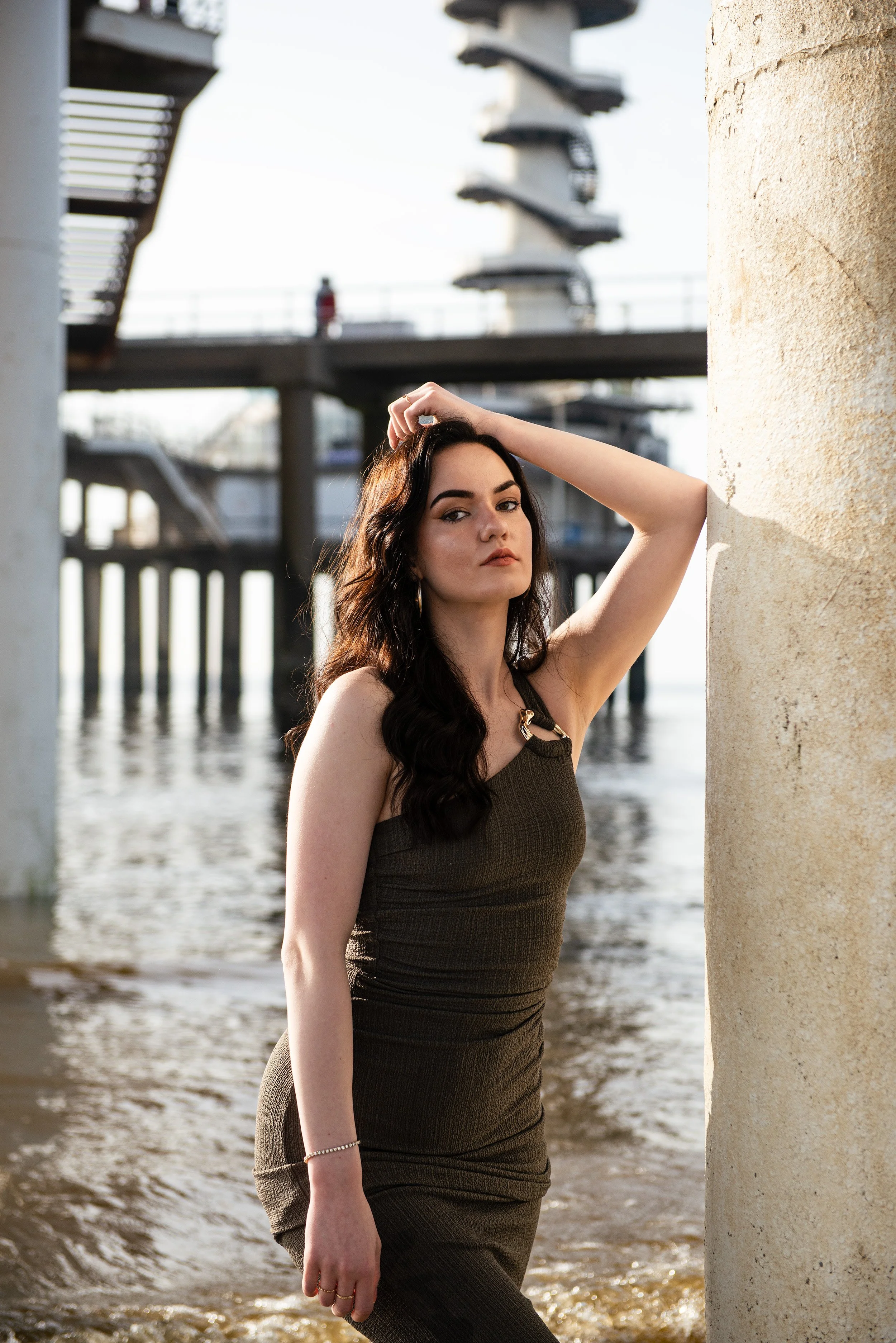 brunette-vrouw-portret-aan-het-water-nederland.jpg.jpg