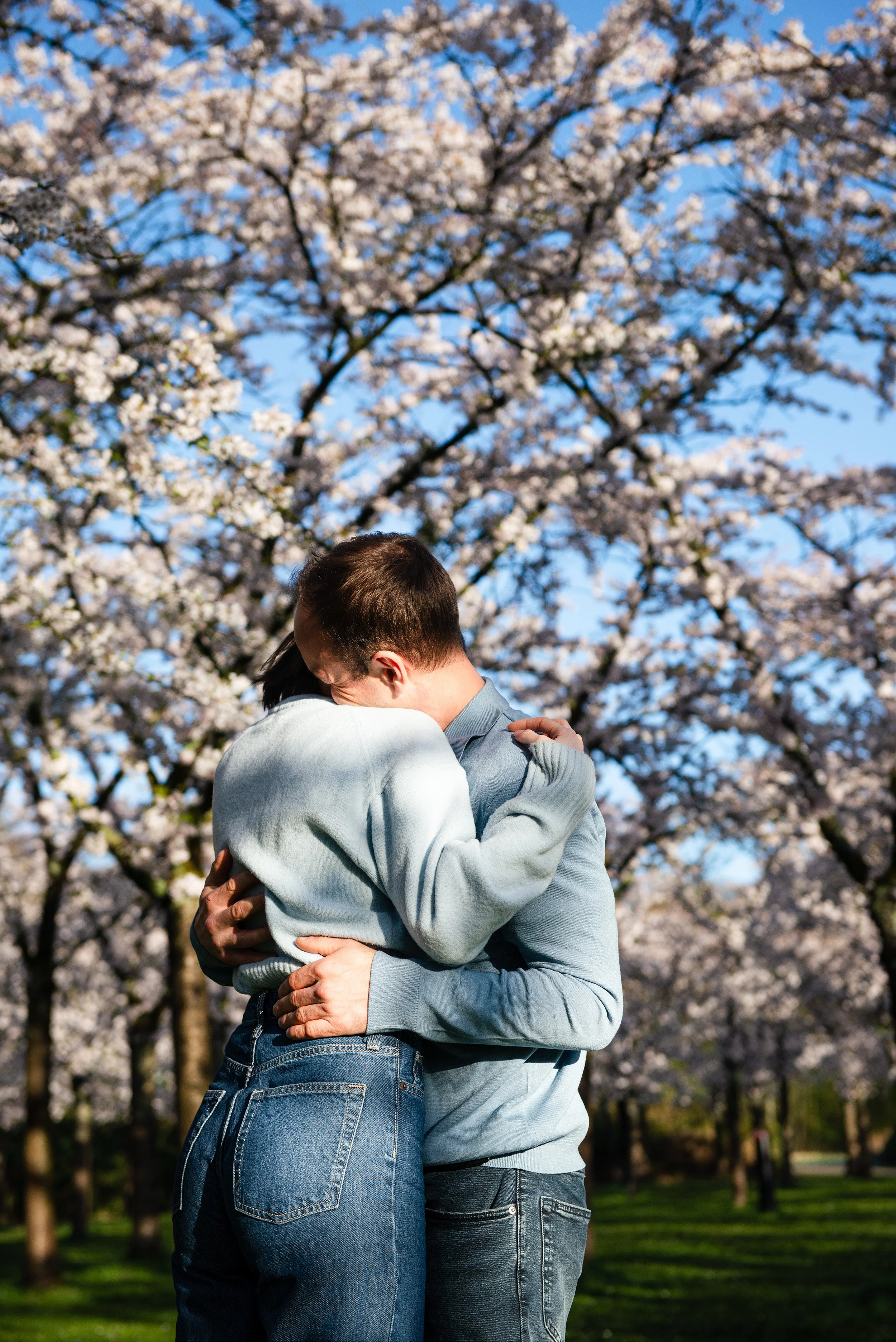 couple-in love-hugging-during-photoshoot-in-the-park-with-cherry-blossom-amsterdam.jpg.jpg
