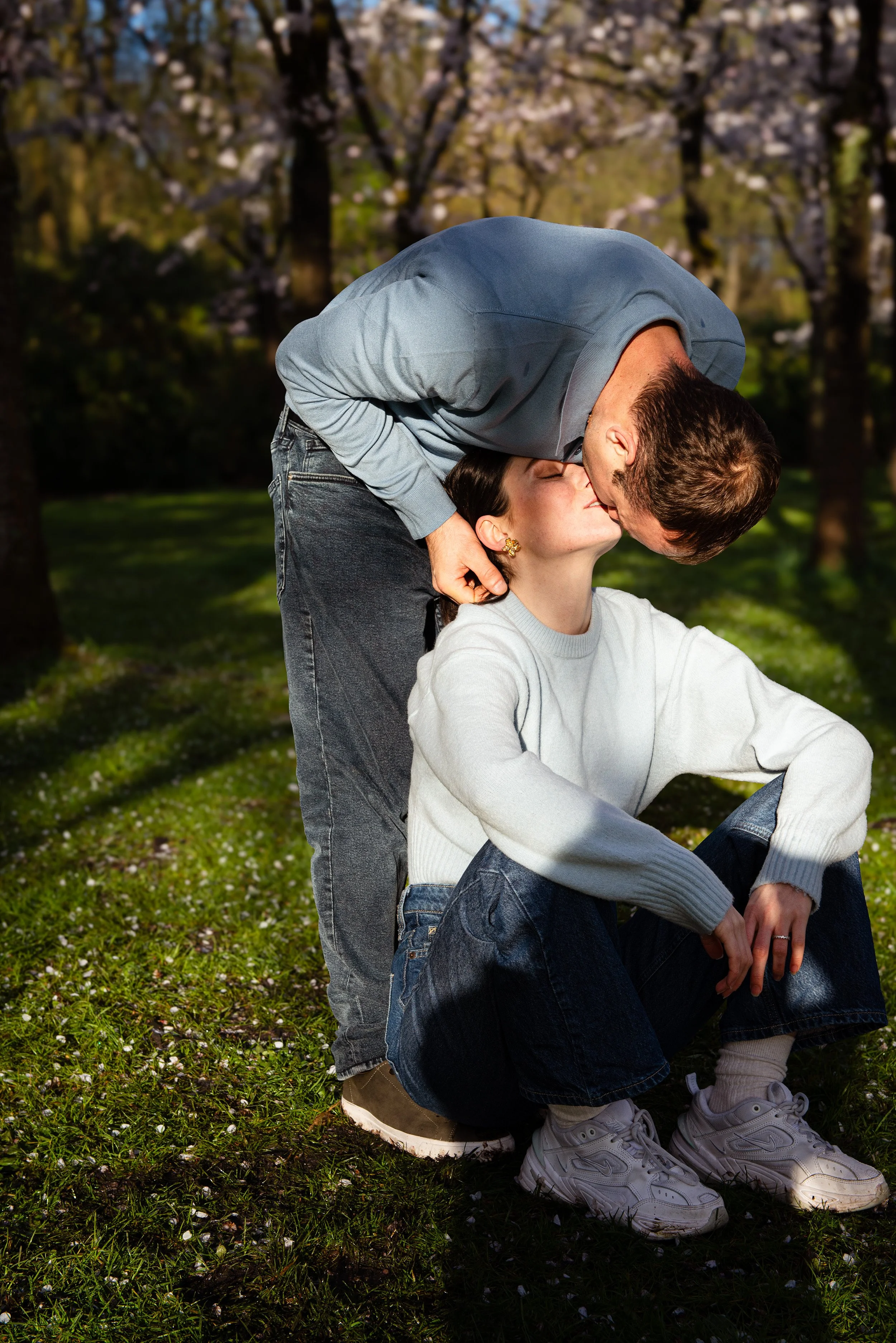 couple-kissing-amsterdam-photographer-cherry-blossom-photoshoot.jpg.jpg