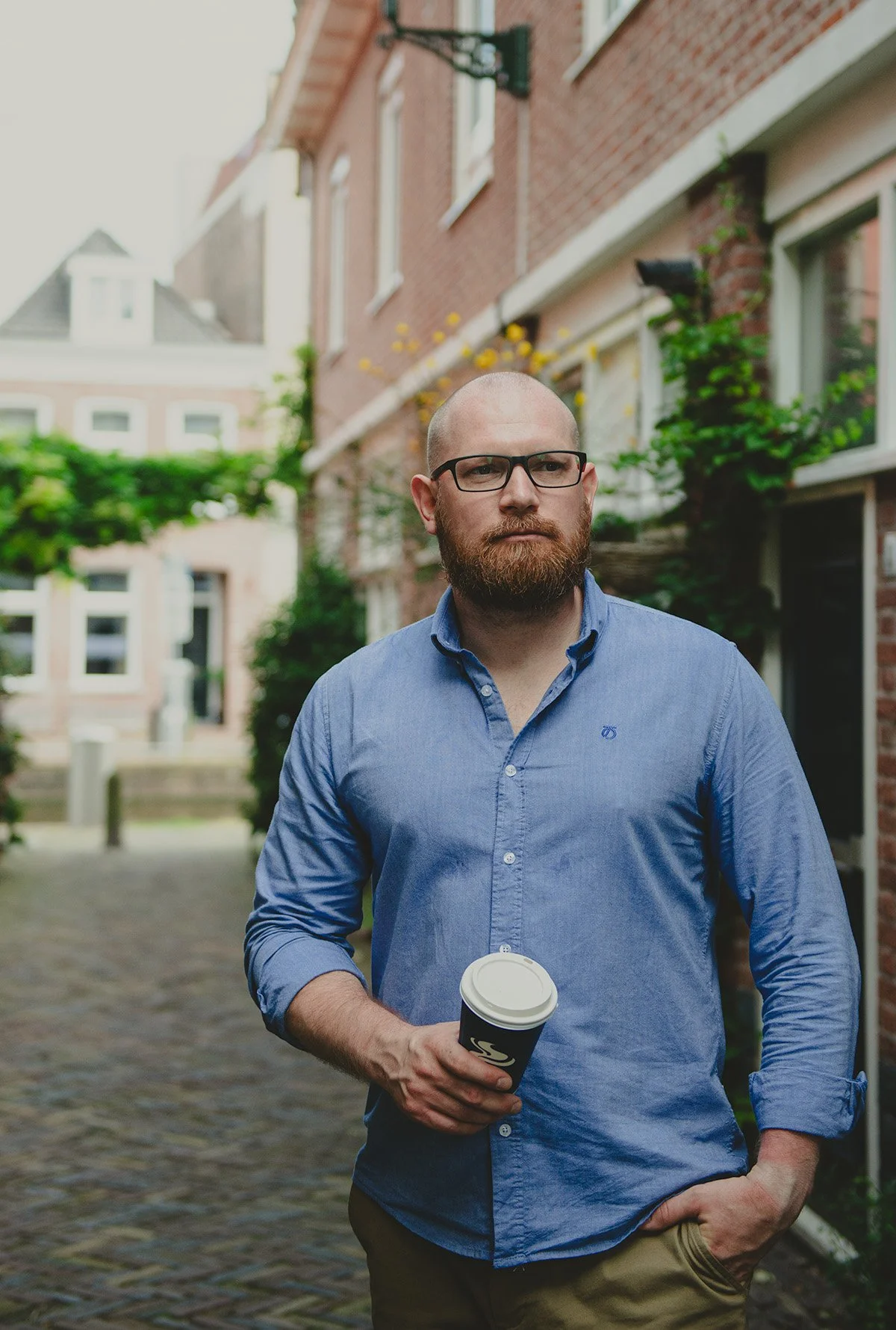 portrait of man, in the city, with coffee in his hand, branding photoshoot, Izabela Bartnicka Photography, handsome, bearded man 