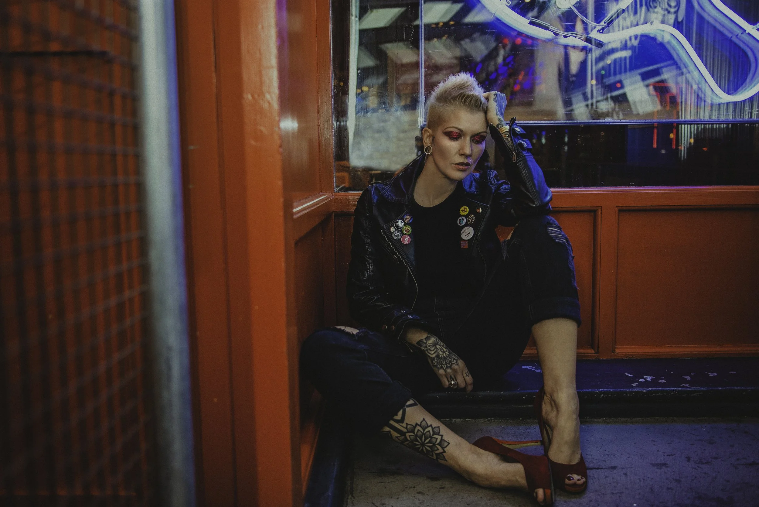 beautiful model, posing in the bar, with colorful lights in the background, tattooed model, blond, portrait photoshoot, beauty photoshoot, model photoshoot, book a photoshoot with me, Amsterdam photographer, branding photoshoot, 