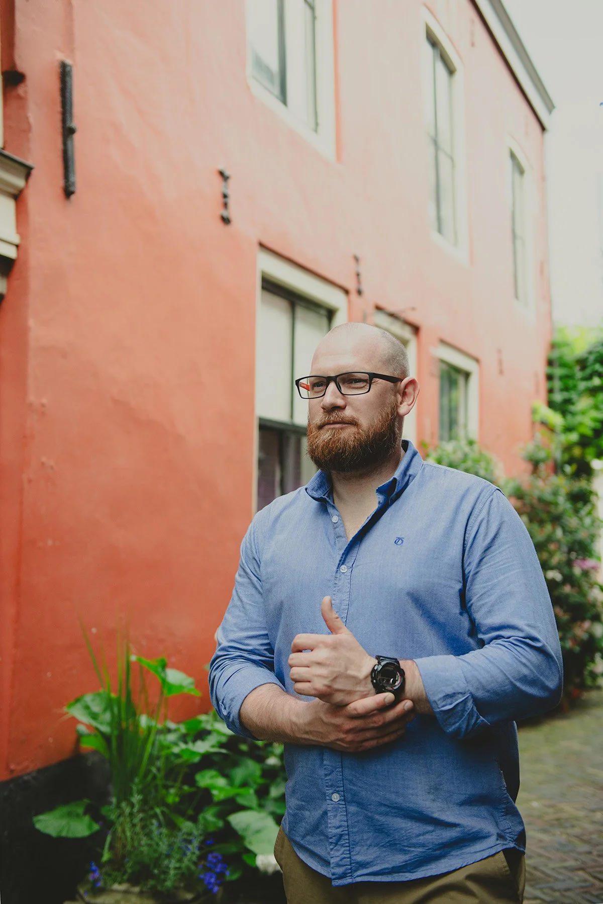 portrait of man, in the city, branding photoshoot, Izabela Bartnicka Photography, handsome, bearded man , wearing blue shirt