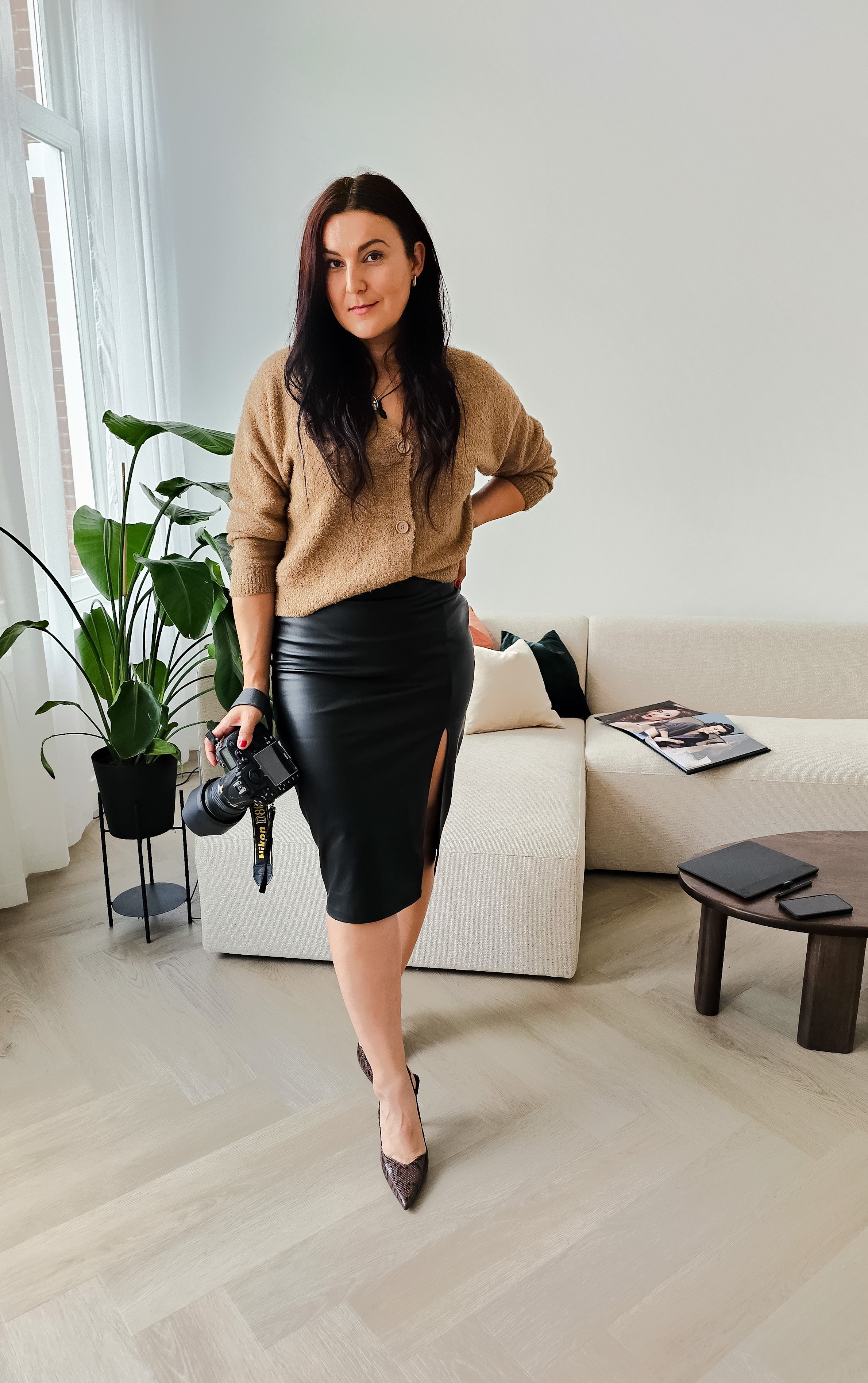 I’m Izabela Bartnicka, a photographer based in Amsterdam, who helps entrepreneurs, creatives, and businesses and couples show their authentic side through images that speak louder than words. Because good photos don't just look nice , they work.