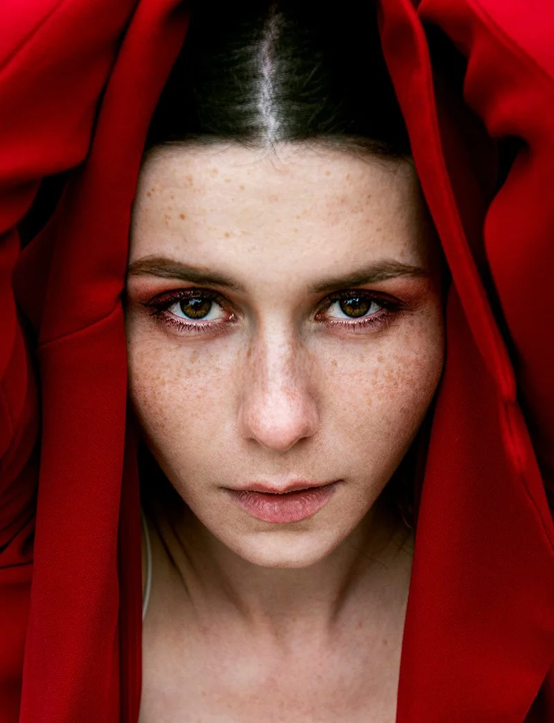 woman portrait. Izabela Bartnicka Photography, portrait photography, photographer Amsterdam, female photography, fashion, portrait, red jacket, brown eyes