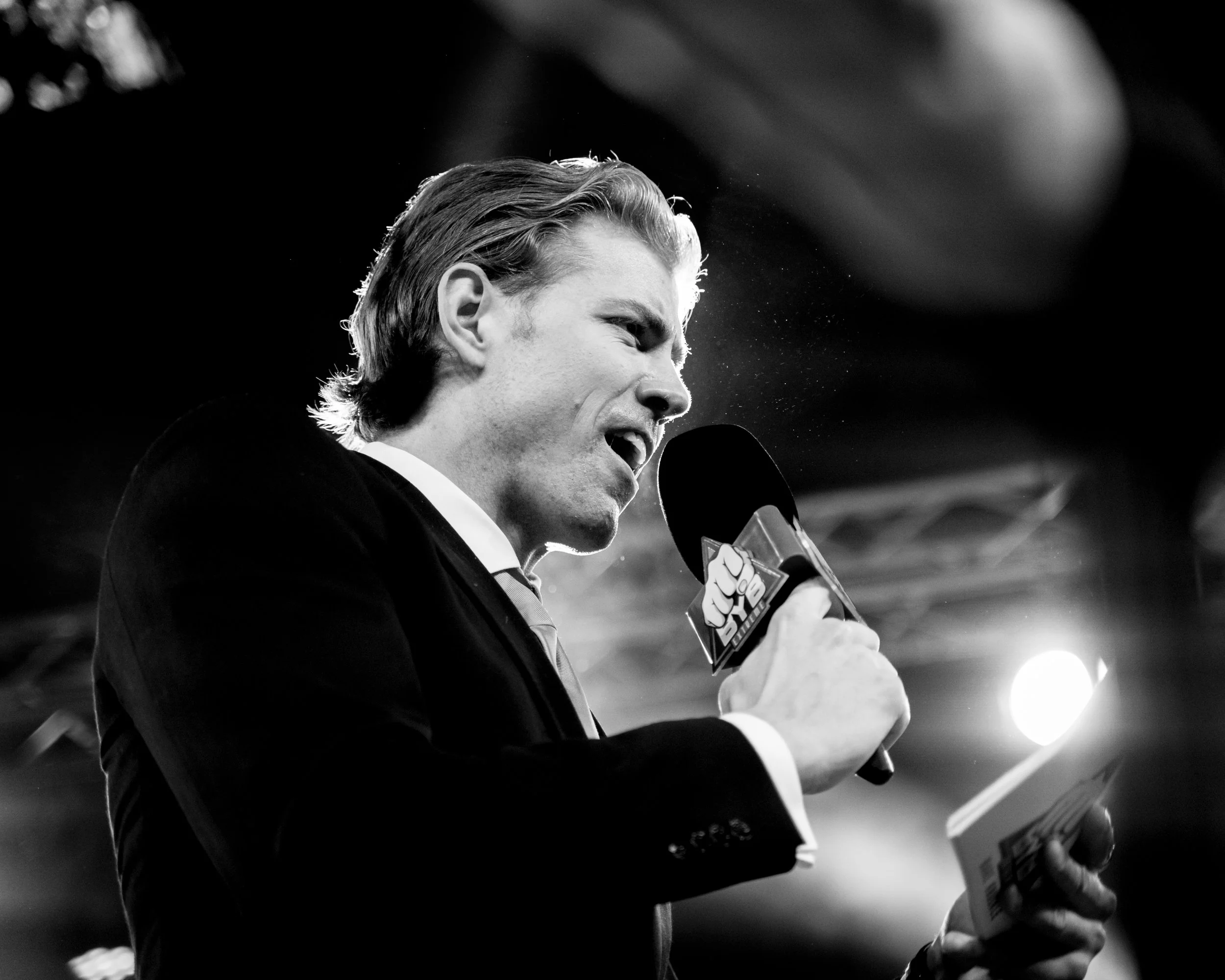 Big Mo telling the crowd what's up