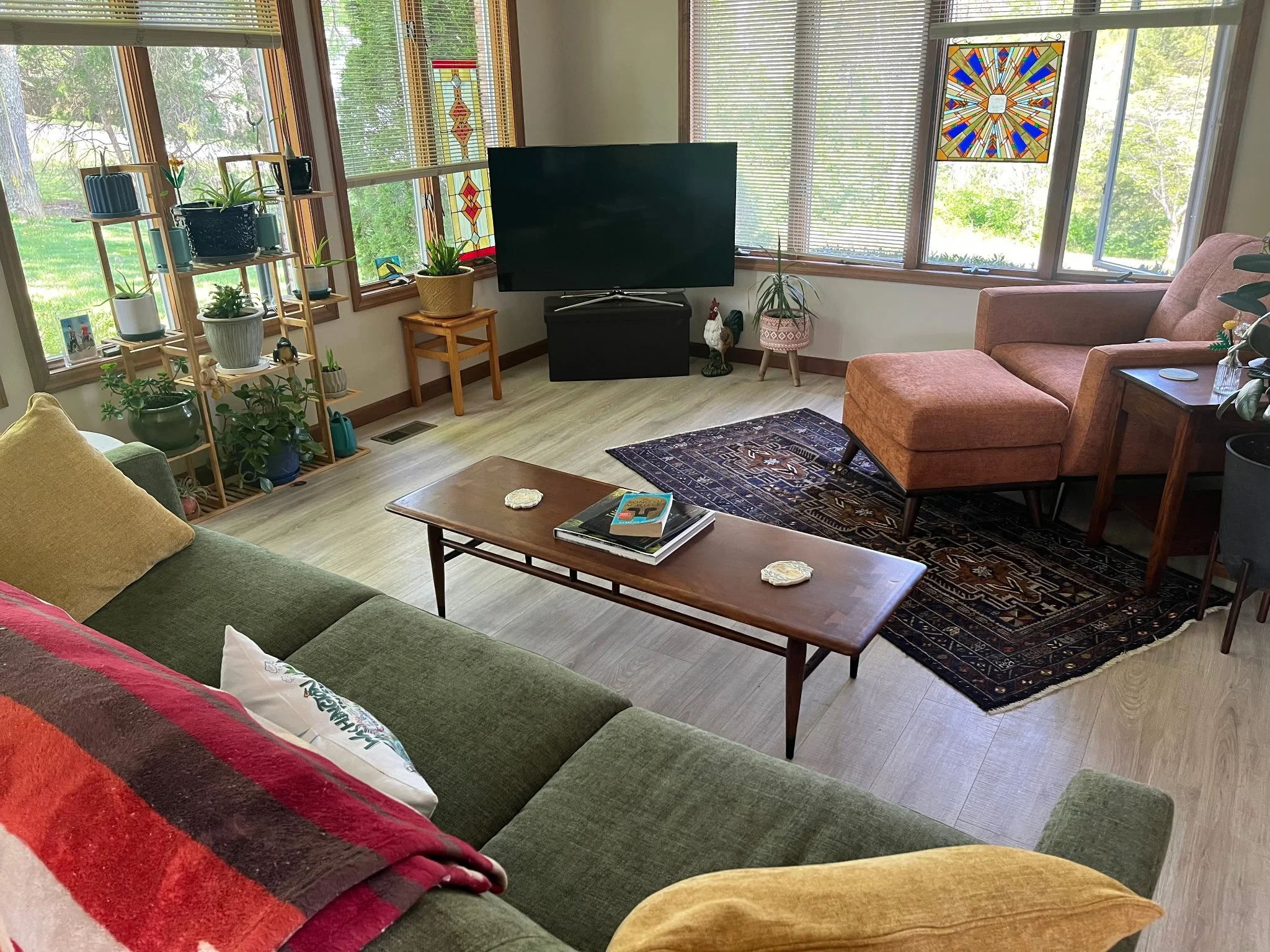 One year after the wedding, a guest shared this photo with our client, expressing how they use their custom coaster daily — a thoughtful reminder of a beautiful celebration. It’s an honor to create pieces that continue to hold meaning long after the 