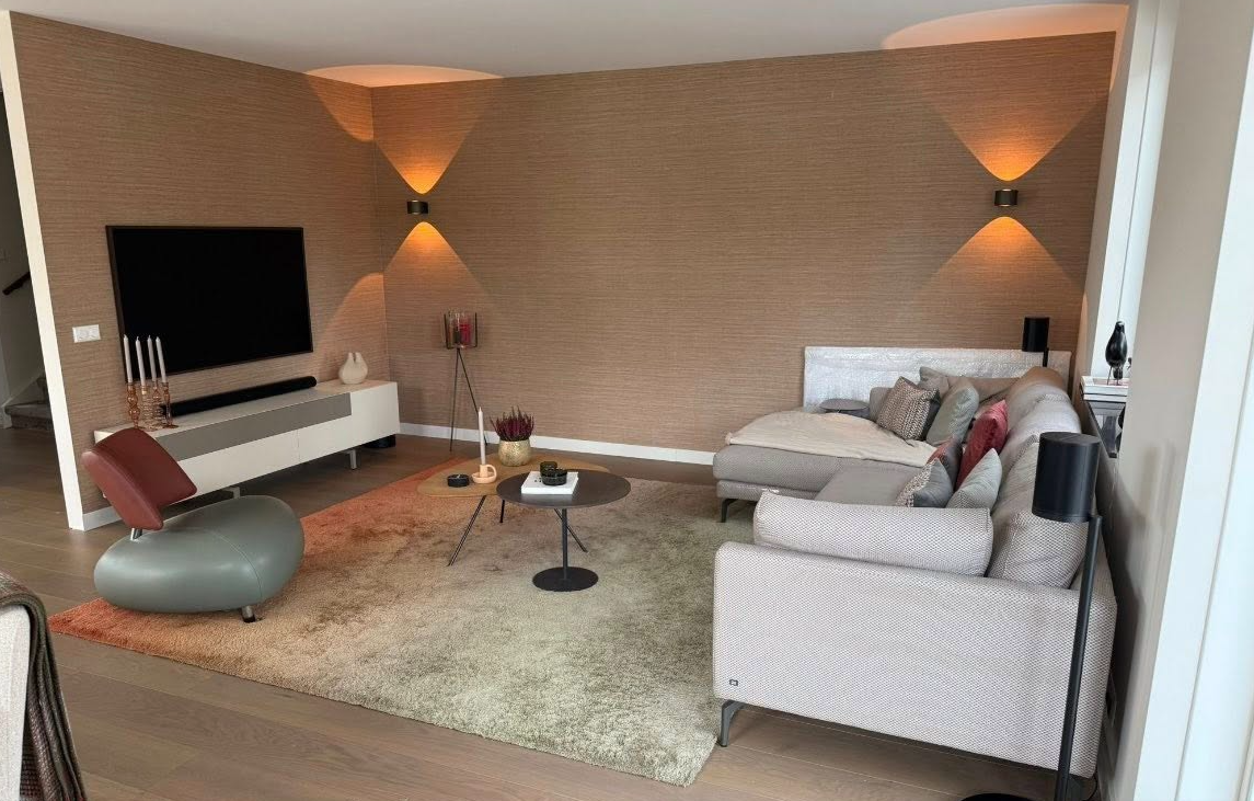 Luxe woonkamerrenovatie in Ridderkerk waarbij stopcontacten zijn verlaagd en tv-bekabeling onzichtbaar in de muur is weggewerkt.