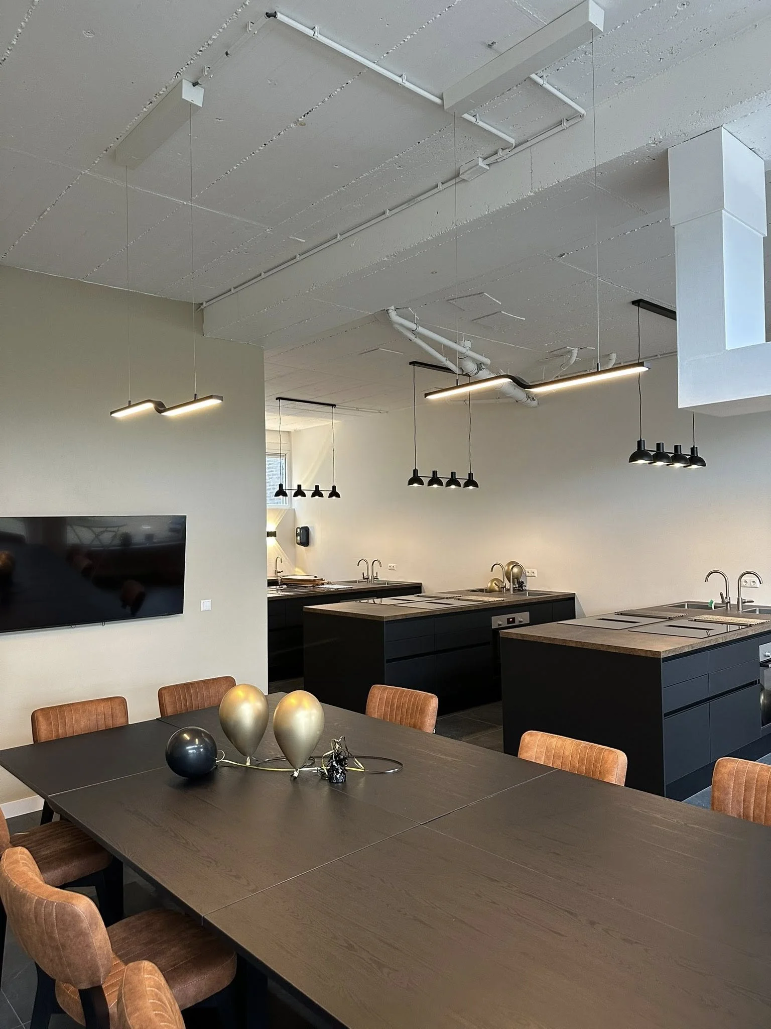 Montage van design hangverlichting en railsystemen in een moderne kookruimte door Stoker Elektro Ridderkerk.