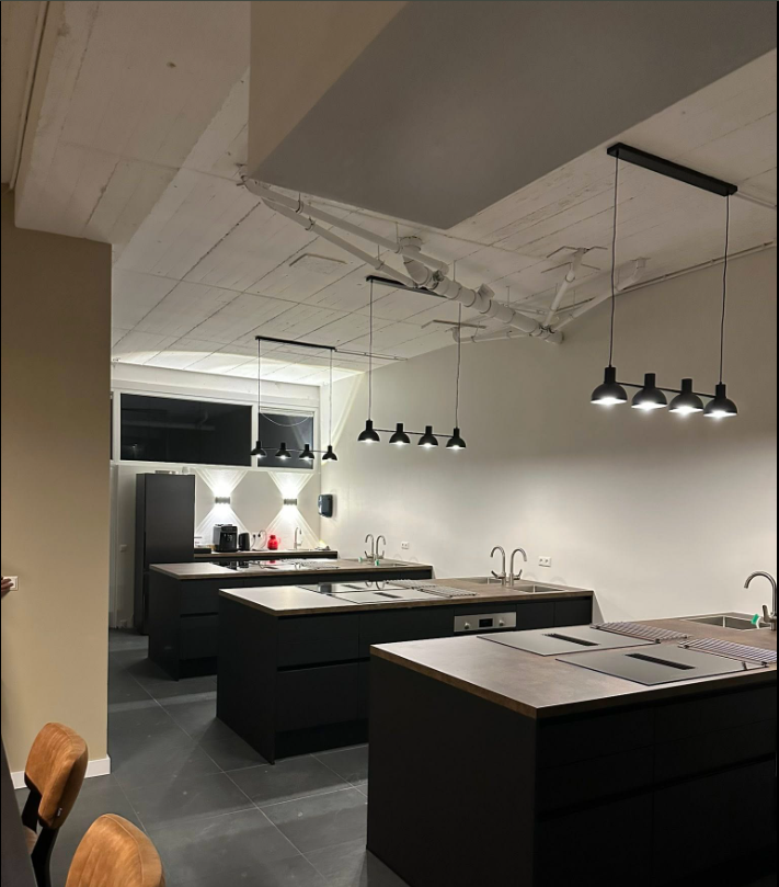 Installatie van een kookgroep voor inductie-eilanden in een professionele kookstudio, uitgevoerd door elektricien Stoker Elektro.